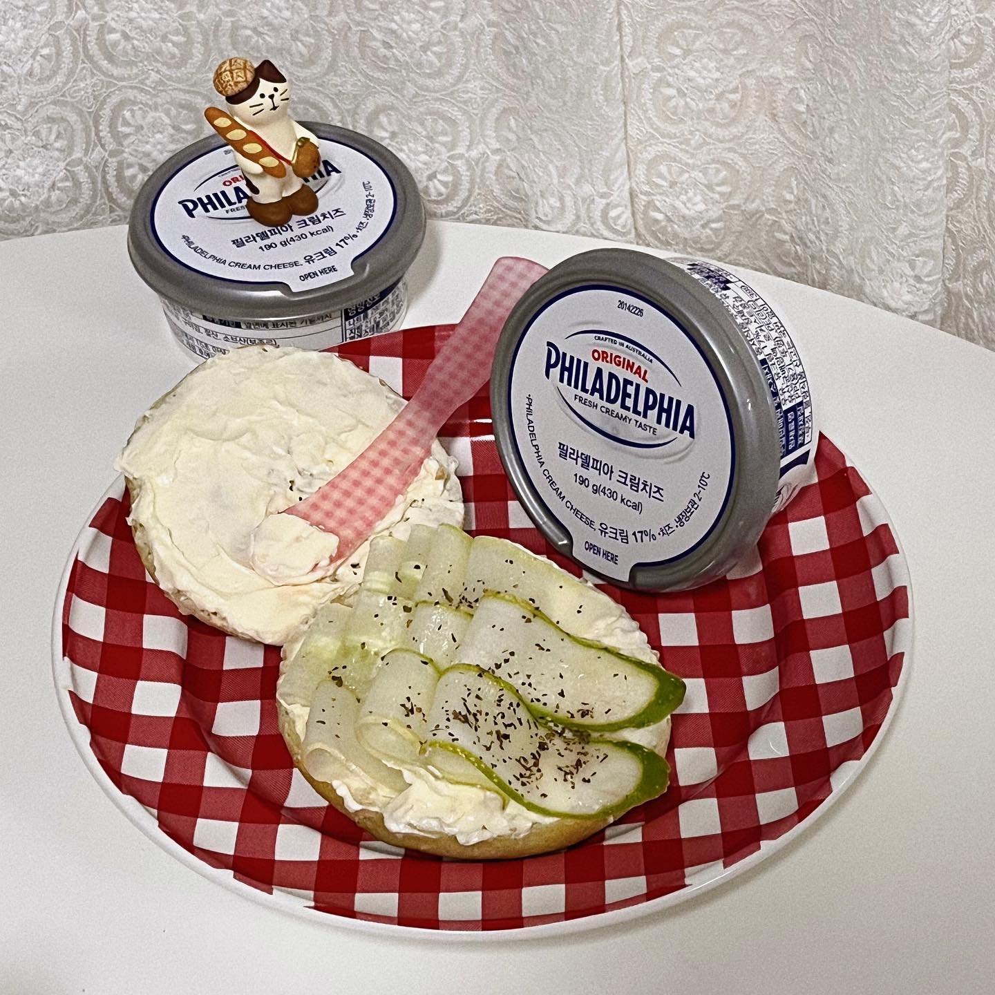 소라빵카페 #제품협찬
🥒🥯크림치즈 오이 샌드위치 
오이를 필러로 얇게 슬라이스해서
필라델피아 크림치즈 듬~뿍 바른 🥯베이글에 
올리브오일, 히말라얀핑크솔트와 후추 살살뿌려
브런치로 먹었어요! 

별 거 아닌 것 같으면서도 요리가 되네요 ㅎㅎ 
오이의 매력이 팡팡! 중독적인 맛이에요
꼭 이렇게 오리를 필러로 얇게 저며서 먹어보세용😜

#필리치즈체험단
#필라델피아크림치즈 
#크림치즈오이샌드위치