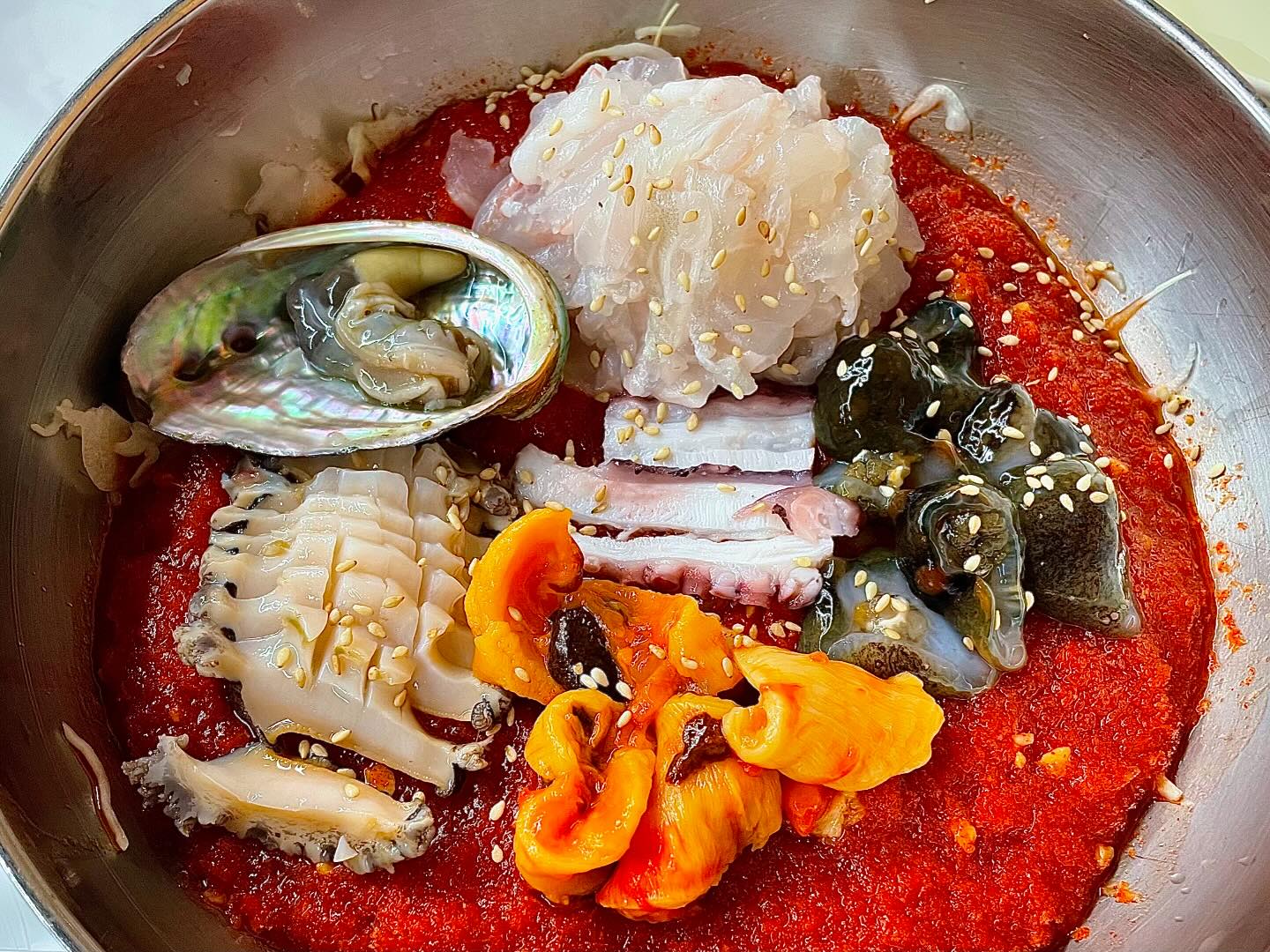 ‘진남 횟집‘
전남여수돌산맛집 해물요리와 생선회가 유명한 진남횟집
생생정보, 생방송 투데이 항아리 물회, 생생정보마당 하모샤브샤브 등 
다양한 매스컴에 방영된 여수 진남횟집

 총 400석의 좌석을 보유하고 있지만,
맛집으로 너무 유명한 곳이라 식사시간이 아니라도 항상 만석인 곳

이곳은 활어코스요리와 물회 그리고 하모 샤브샤브등 
다양한 여수의 대표 바다 음식들을 싱싱하고 깔끔하게 먹을수 있는 곳 

이번에는 더운날 시원하게 식사한끼하기 위해 방문해
여자친구는 활어 물회, 해산물을 좋아하는 나는 해물 물회 주문
 
사진은 없지만 밑반찬으로
메추리알 조림, 콩조림, 단호박 샐러드, 김치, 꽃게 강정 등이 나온다
모든 반찬은 리필가능하고 술이나 물은 셀프로 꺼내 먹어도 된다.
나갈 때 추가한 것이 있는지 말로 물어보시면 양심껏(?) 대답하는 곳

🍳 싱싱한 활어가 한웅큼 매콤하면서 시원한 육수와 신선한 야채의 조화가 정말 일품인 물회, 국물이 하나도 달지 않고 매콤해 너무 맛난다 먹다가 보면 매운.. 육수가 적당히 녹으면 소면을 풀어 먹으면 이또한 일품이고 공기밥 추가해서 말아먹어도 너무 맛있다
🍳 전복한마리와 해삼 멍게 문어가 추가로 들어간 해산물 물회 해산물 하나하나가 너무 신선하고 향긋해 먹으면 꼬들꼬들 아삭하이 기분이 좋다 

맛집은 역시 이유가 있다고 다시 생각하게 된 곳
주차의 경우 주차장이 넓지 않아 갓길주차를 하는데,
도로가 길고 뒷길도 있어 그렇게 어렵게 주차를 하지는 않았던 곳

먹다가 주변을 살펴보니
활어 코스요리나 갑각류 코스요리,
갯장어인 하모 샤브샤브 뚝배기로 물회가 나오는 뚝배기 물회까지
다양한 메뉴들을 먹고 있었는데,

다른 메뉴에 소주한잔 하러 또 오고 싶은 곳
잘 먹었습니다 🥰

<메뉴>
활어물회 : ₩ 15,000
해물물회 : ₩ 22,000
공기밥 : ₩ 1,000	

<장소>
전남 여수시 돌산읍 강남로 46 1층 진남횟집

#여수맛집 #여수물회 #여수회 #여수진남횟집 #진남횟집 #여수물회맛집 #해물물회 #활어물회 #여수횟집 #여수하모샤브 #여수코스 #여수대게 #여수랍스타 #여수킹크랩 #여수맛집추천 #물회맛집 #여수여행