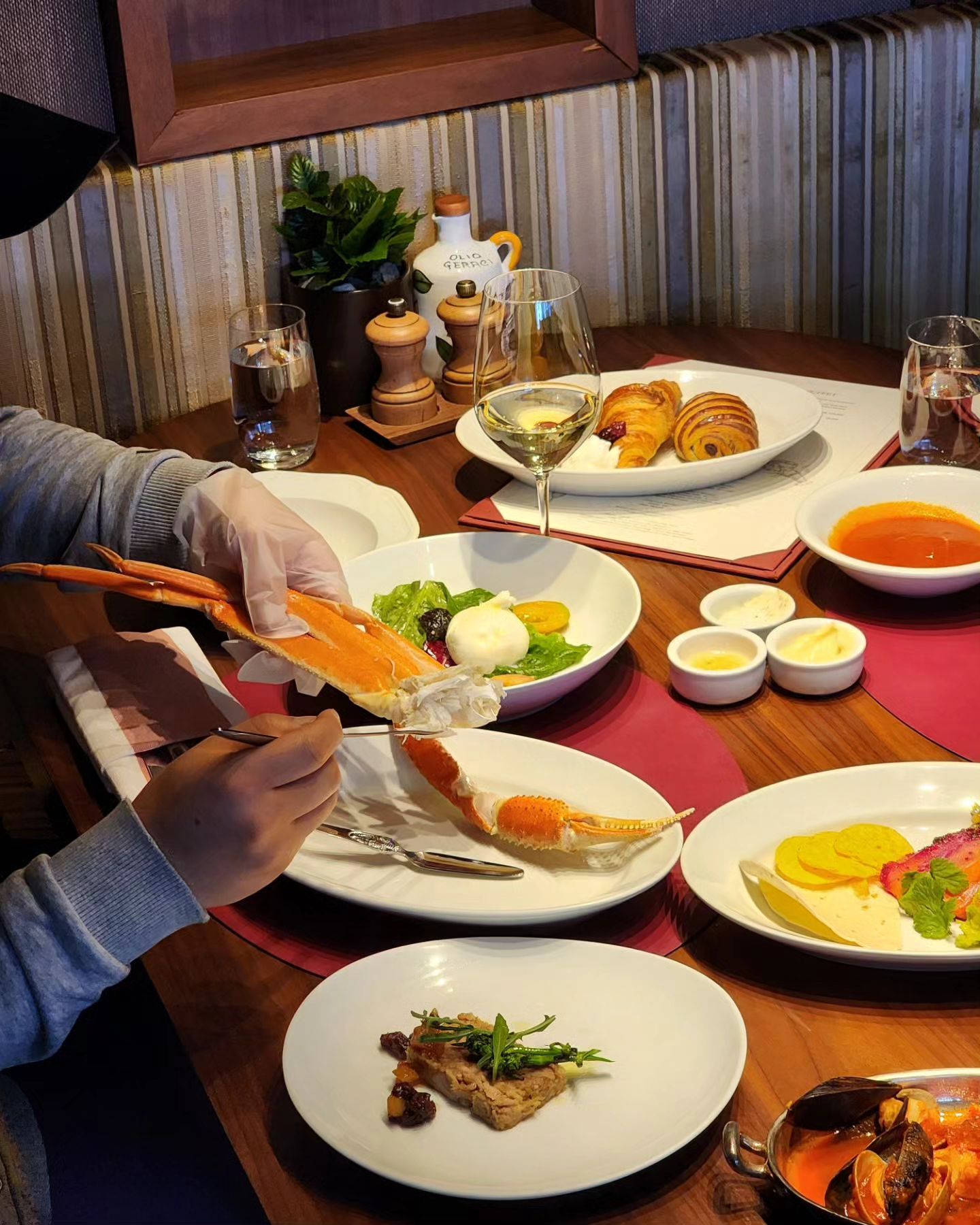 #광고 parkhyattseoul 

지난 주말 찐으로 맛있게 먹은 #파크하얏트서울 코너스톤 주말 브런치 뷔페 (이건 올려야지🫶)

#코너스톤 에서 랍스터, 킹크랩 등 퀄리티 좋은 해산물과 즉석에서 카빙 해주는 스테이크 등 무제한으로 먹고왔어요!

뷔페뿐만아니라 테이블서비스되는 메뉴도있어서 자리에서 양갈비, 파스타, 테린, 광어찜, 부라타샐러드도 서비스 받았구요! 웰컴드링크 서비스도있어서 맛있는 와인까지 함께하면 크.... ❤️ 아니 ... 스토리에 올린것처럼 디저트가 너무 맛있자나 🥲 초코 딸기 디저트도 미쳤다구영 🐽 #돼지력상승

🍽 코너스톤 주말 브런치 - 씨부드 피스트

▪️ 파크 하얏트 서울 2층
▪️ 2024년 3월 3일까지
▪️ 주말 & 공휴일 12-15시 운영 (1부제)
▪️ 해산물 바, 라이브 카빙 스테이션, 샐러드 & 메인메뉴 등 테이블 서비스 메뉴 5종, 디저트 섹션 (디저트 & 베이커리 & 과일 & 젤라또), 커피or차 그리고 웰컴드링크 1인1잔 🩷
▪️ 1인 성인 150,000원 / 소인 (6-12세) 75,000원
▪️ 99.000원 추가 시 와인, 샴페인, 맥주, 주스 등 무제한
▪️ 예약 및 문의 : 코너스톤 02 2016 1220 (네이버 예약 가능)