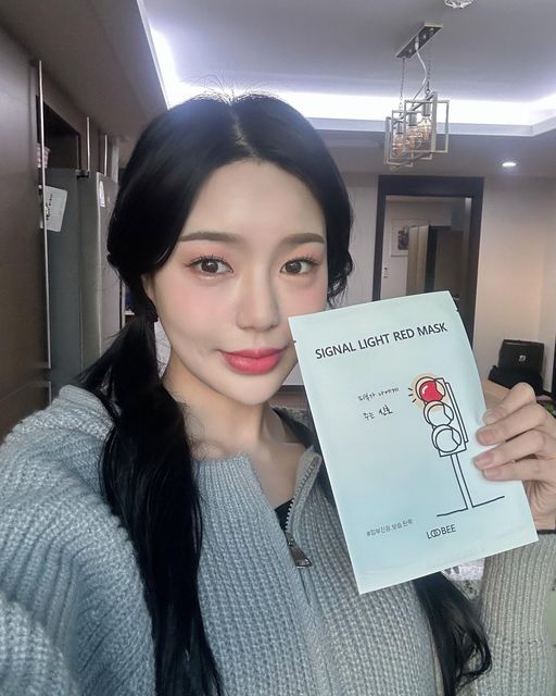 𝘍𝘳𝘦𝘦𝘭𝘢𝘯𝘤𝘦𝘳 𝘔𝘰𝘥𝘦𝘭 on Instagram: "#광고 x @sg_cosmetics_official [LOOBEE] signal light red mask ✔소나무추출물1000ppm 함유  ✔천연텐셀시트 ✔효능효과 -피부진정, 수분폭탄, 뛰