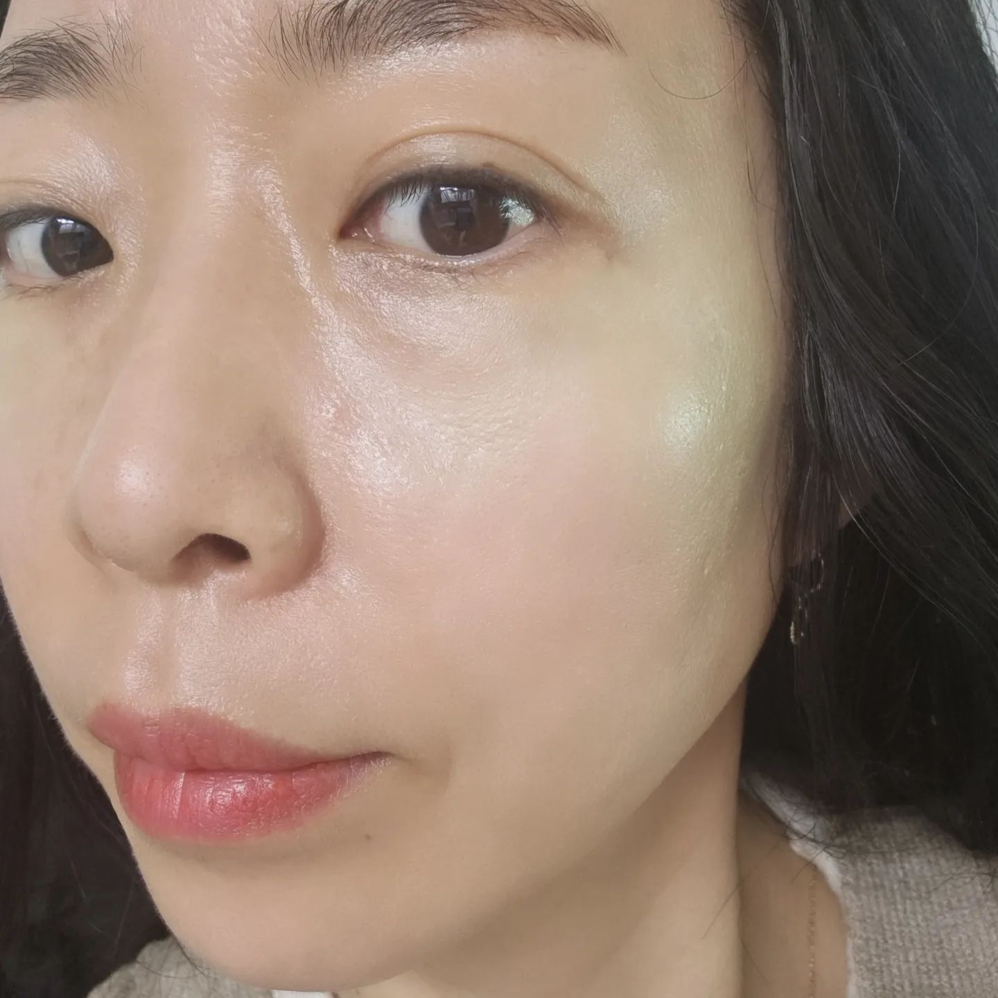 #협찬

회사에서 히터를 종일트니
아무리 보습에 신경쓰고 미스트를
뿌려도 피부속부터 건조하다고 아우성을 ㅜㅜ
팩 붙이고 자도 건조한건 나이때문이라고
우기고싶다아 ㅜㅜ

그래도 희망은있죠!
#달바올인원더블크림  신상으로 만나보고
1제 2제 섞어서 발라주니 촉촉함이 최고!!♡

*듀얼크림=보습광채+영양탄력 이 더해진
4D 광채를 선물해주는 
프리미엄토탈케어 올인원 더블크림!!♡♡♡

4D광채 탄력 케어로 입체적인 윤광이 보여요~~!!

보습과 영양비율을 매일 컨디션에 따라 다르게
내가 제조해서 사용하는  #달바반반크림 

#달바올인원크림 은 특허받은 리포좀 기술로
1/250  으로 나노사이즈로 피부속 깊숙이 침투한대요^^

#달바더블크림  은 기존 좋은 달바 성분은 그대로!!
까다로운 이탈리아 비건 V라벨 인증받아
저자극 고효능 제품이예요♡♡

아침저녁 며칠 써보니 확실히
속건조가 잡히네요
진짜  겨울 다가기전에 지금이라도
알아서 넘다행이요!!

피부과 가는것보다 내가 매일 홈케어
하는게 더 도움되는거같아요
오늘 하루도 나를 아끼고 가꾸어요♡

#수분크림
#보습크림
#영양크림