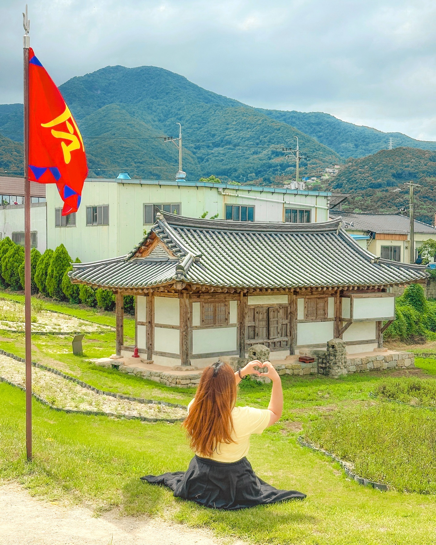 청도여행 어디까지 가봤니⁉️ 핵심코스모음집
The BEST Things to Do in Cheongdo🧡 (Gyeongbuk)

대구근교 당일치기로도, 1박2일 여행으로도 좋은
경북 청도 핵심 코스를 소개드려요🫶🏻

1️⃣ 청도읍성&석빙고 (사진1~4)
Cheongdoeupseong Fortress
& Cheongdo Seokbinggo (Ice House)
📍경북 청도군 화양읍 동천리 250(동문주차장)
문화관광해설사님과 함께 청도읍성&석빙고를 둘러보았는데요☺️
⭐️읍성을 세바퀴 돌면 소원이 이루어진다는 이야기가
전해내려오고 있어요⭐️
청심정을 배경으로 읍성을 바라보면서 청도 온누리국악예술단의 
연주까지 들었더니 조선시대 양반가 규수가 된 기분이었어요🧡

2️⃣ 신화랑풍류마을
Cheongdo Hwarang-themed Cultural Park
📍경북 청도군 운문면 방지리 1994
◾️기념관 (사진8)
청도우리정신문화재단의 화랑정신발상지기념관은
화랑정신이 시작된 곳!! 경북 청도의 이야기와 함께
특히 아이들이 체험하기 좋은 다양한 콘텐츠가 준비되어 있어요 !
◾️스카이트레일 (사진5~6)
국내 최대규모의 스카이트레일과 미니번지점할 수 있는 곳으로, 
체험 전 안전교육은 필수‼️
◾️마을 숙박 (사진7)
동청도 여행의 중심 ! 신화랑풍류마을에는
4인도 숙박이 가능한 리조트형 객실도 있어요🥰
싱글베드 2개 + 온돌룸 1개 + 화장실 2개 + 거실에
특히 초록초록 화랑지 연못뷰와 함께
깔끔한 객실에서 여유로운 시간을 보내실 수 있어요🫶🏻

3️⃣ 청도맛집추천은 이 곳 !! (사진9)
◾️삼토리수제비
📍경북 청도군 화양읍 동천3길 66 1층
소고기 등뼈와 한방육수에 부드럽고 쫄깃한
도토리 수제비를 함께 즐길 수 있어요 !
◾️다오래
📍경북 청도군 운문면 신화랑길 53-2
신화랑풍류마을의 집밥 맛집으로 찬도 다양해요☺️
◾️아라식당
📍경북 청도군 운문면 신화랑길 55
9시부터 오픈하는 신화랑풍류마을의 아침 지킴이에요👍🏻

4️⃣ 기타(마트)
차로 3~5분정도 거리에 마트가 많은데요
하나로마트 동청도농협점과 청도산동농협운문점 등
마트 볼거리도 많아요😮

📣 본 일정은 경상북도관광공사 gbnadri 와 함께하는 경상북도 대표관광상품 프로그램의 지원을 받아 다녀왔습니다.

#경북대표관광상품 #청도여행 #경북여행 #경북나들이 #청도 #대구근교 #여행공방 

Copyright (C) ⓒ by travelwithsera .
All pictures cannot be copied without permission.