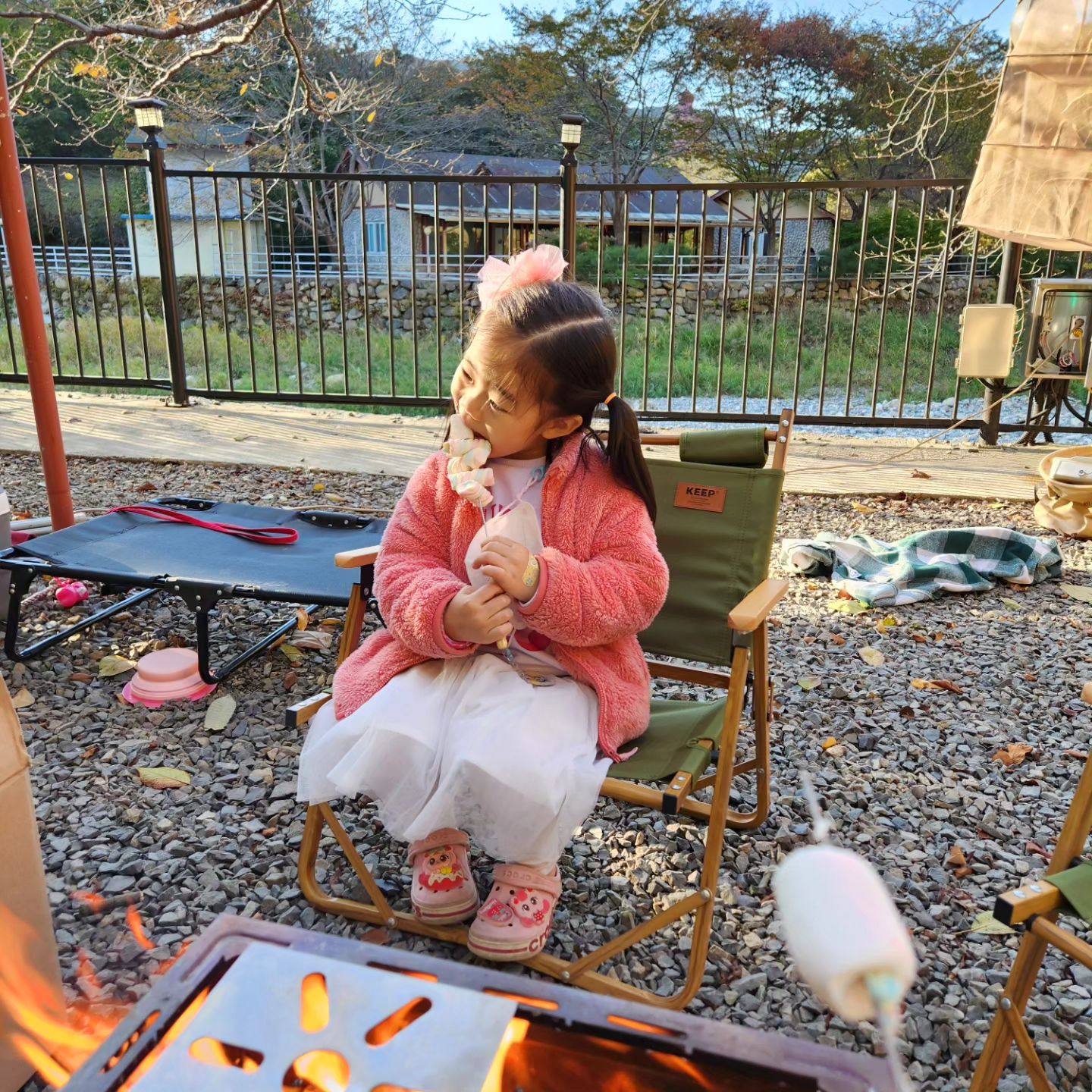 🍂🤎

오랜만에 캠핑이라 기대했는데
어른여섯명, 아이두명, 개두마리🐶🐶
정신도 없고 여유도 없었던
엉망진창 캠핑기록 😔

진짜 애들사진 너무 안찍었다😭
아니 찍을 틈이 없었다 😭😭😭😭😭
쉬러 캠핑 가는건데 일만 하다 온 느낌
그리고 산 속이라 너무너무 추웠음...🥶

어쨌거나 
2023 일곱번째 캠핑기록🏕

an2seul_

#하진이네캠핑기록
#2023일곱번째캠핑
#경주캠핑장
#그린하우스캠핑장
#가을과겨울사이