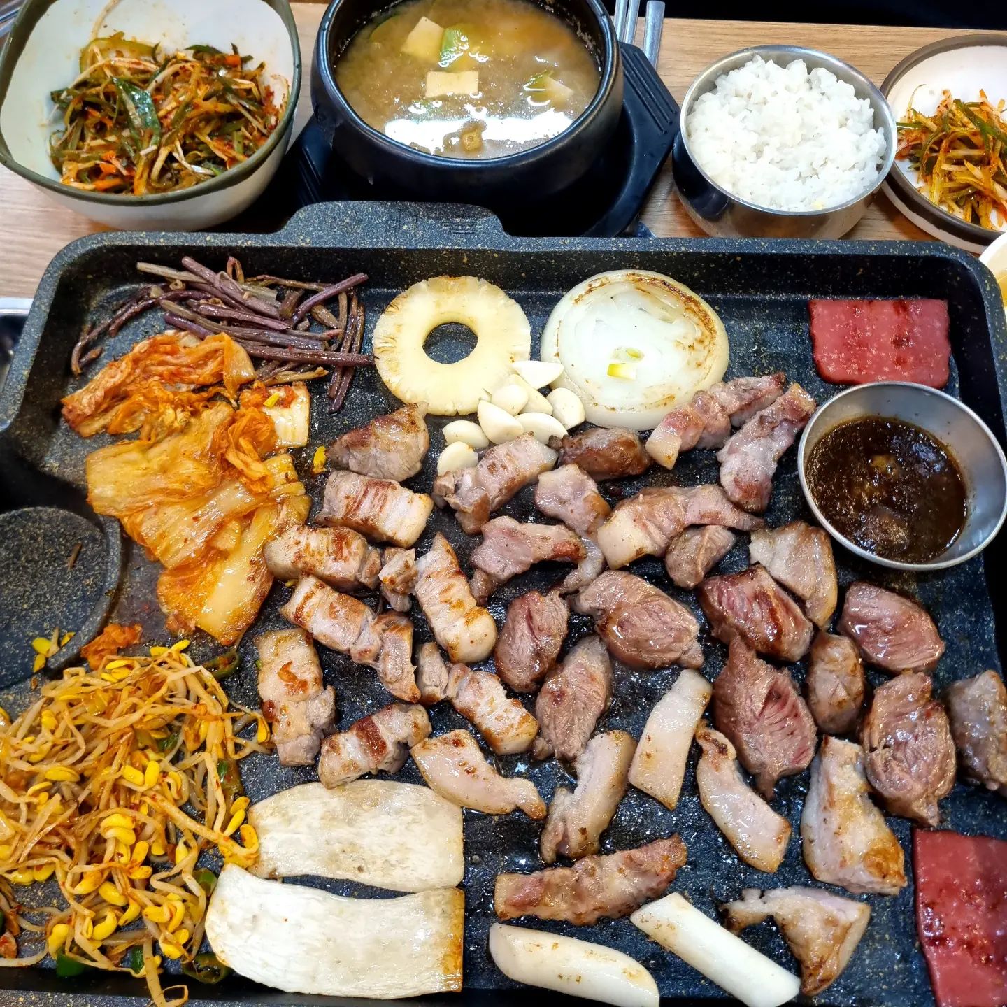 #협찬 #도야지한마리 #광주찐맛집

워터에이징 숙성에 짚불 초벌을 더한👏🏻 화정동 고기 찐맛집❣️ <도야지🐖한마리>에 다녀왔어요👩🏻‍❤️‍👨🏻

전부터 화정동 맛집으로 유명해서 자주 갔었던 곳인데요🤗 다양한 부위를 골고루 맛볼 수 있는 가성비 좋은 세트 메뉴도 있고👍🏻 사장님과 직원분이 정겹고 친절하셔서 넘 좋았어요🥰

저희는 [제주 오겹살 200g+항정살 100g+뽈살 100g+황제살 100g이 나오는 2인 세트 메뉴]를 주문했어용🙆🏻‍♀️ 기본으로 부드러운 계란찜과 푸짐한 된장찌개가 나오고🙌🏻 홍어무침, 취나물, 파래무침, 물김치, 파절이 등 백반집 느낌으로 반찬이 골고루 나와서 좋더라구요👏🏻 특히 구수한 된장찌개와 시원하고 감칠맛 좋은 물김치가 넘 개운해서 완전 맛있었어요😋

짚불 향 은은하게 배인 고기는 초벌이라 금방 익어서 좋고👍🏻 쫄깃한 식감에 육즙이 팡팡💥터져서 완전 맛있었어요🥹💓 부위별로 식감이 다 달라서 골라 먹는 맛 최고❣️ 고기 외에도 고사리, 김치, 콩나물, 햄, 버섯, 떡 등 구워 먹을게 한가득이라 넘 배불렀어요🙊💕 <도야지🐖한마리>에서만 맛볼 수 있는 직접 만드신 칠게장 소스는🦀 구수하면서 짭조름해서 고기랑 잘 어울리더라구요😋

구워진 고기의 윤기부터✨️남달랐던 화정동 찐맛집 <도야지🐖한마리>❕️화정동 모임, 회식 맛집 찾으실 때 완전 추천드려요🤗❣️❣️

🏠 주 소 : 광주 서구 화정동 775-1
🕒 매일 10:00~22:00

#광주맛집 #서구맛집 #화정동고깃집 #화정동맛집 #광주맛집추천 #광주삼겹살 #광주고깃집 #광주고기집 #광주삼겹살맛집 #화정동 #맛스타그램 #먹팔 #먹팔맞팔 #먹팔해요 #먹스타맞팔 #광주 #광주핫플 #광주가볼만한곳 #광주데이트맛집 #광주데이트