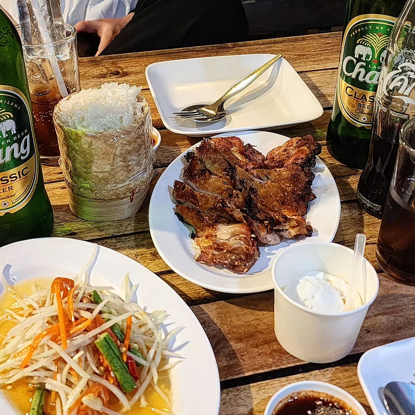 🍽까이양청더이

너무 배가 고파서 사진도 대충 찍고 흡입하면서 먹었어요❣️

치앙마이 한달살기 하시는 분들 
제발 여기가서 파파야튀김 먹어주세요..❣️

우리나라 감자채전에서 조금 더 가벼운 맛!!

닭고기도 맛있구(치킨 is 뭔들...🤦)
쏨땀도 싹싹 비웠다요

흔한 메뉴에 흔한 맛일줄 알았는데
제 입맛에는 너무너무 만족이였습니다🫰🫰🫰

과하지도 부족하지도 않은 동네 깔끔한 백반집같은...👍

치앙마이 계신분들 저녁식사하러 출발!!!

*더워서 빨리 먹고 나왔는데 계산대 옆쪽에 실내 좌석이 있었어요! 참고하세요‼️‼️

#치앙마이#치앙마이여행#치앙마이한달살기#치앙마이맛집#돈맛집치앙마이#chiangmai#donyummy