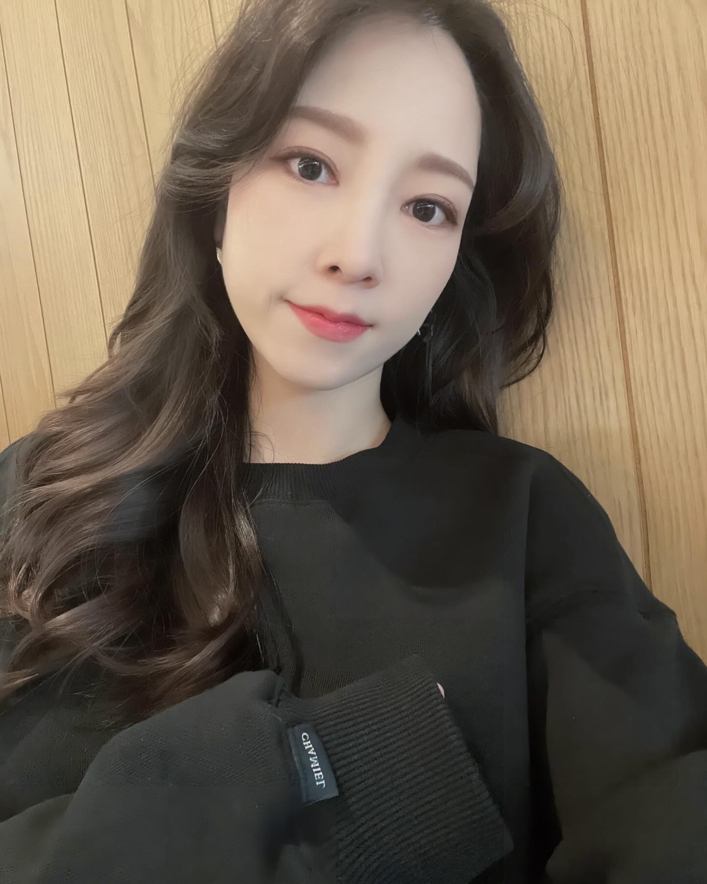 🎁
편하게 데일리 코디 가능한 🖤샤미엘 리젠트 스윗셔츠🖤를 선물받았어요 ◡̈ 

넉넉한 소매단으로 손이 가려져서 여리여리한 핏과 앞뒤 기장이 언발이라 스커트, 바지 어디에 매치해두 예쁜 핏이에요✨

베이지/블랙 두 가지 컬러로 휘뚜루마뚜루 입기 좋아용 ღ’ᴗ’ღ 

#협찬 #샤미엘 #리젠트스웻셔츠 #맨투맨코디