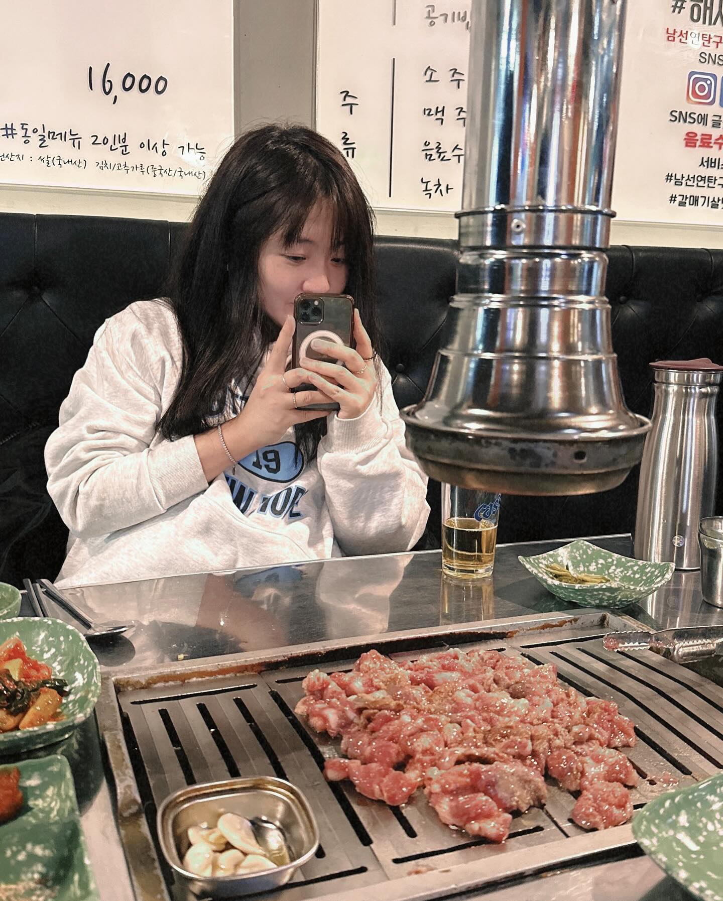 ⠀⠀⠀⠀⠀⠀⠀⠀⠀⠀⠀⠀⠀⠀⠀⠀ 
#집근처라 #쌩얼미안 #머리감고세수만간신히 
오늘도 다이어트 방해꾼과 함께..🥺
왜 같이 먹었는데 나만 10kg 넘게 쪘는데..🐷🐷🐷
이건 먼 문제가 있다고 본다..👿👿

 ⠀⠀⠀⠀⠀⠀⠀⠀⠀⠀⠀⠀⠀⠀⠀⠀
 ⠀⠀⠀⠀⠀⠀⠀⠀⠀⠀⠀⠀⠀⠀⠀⠀
#다이어트방해꾼 #고기로유혹하지마 #나만살쪄 #살찌는소리 #고기는살안쪄 #남선연탄구이 #금호동고기집 #금호지구 #금호지구먹자골목 #금호동먹자골목 #알콜요정 🧚🏻‍♀️ #오늘도술한잔