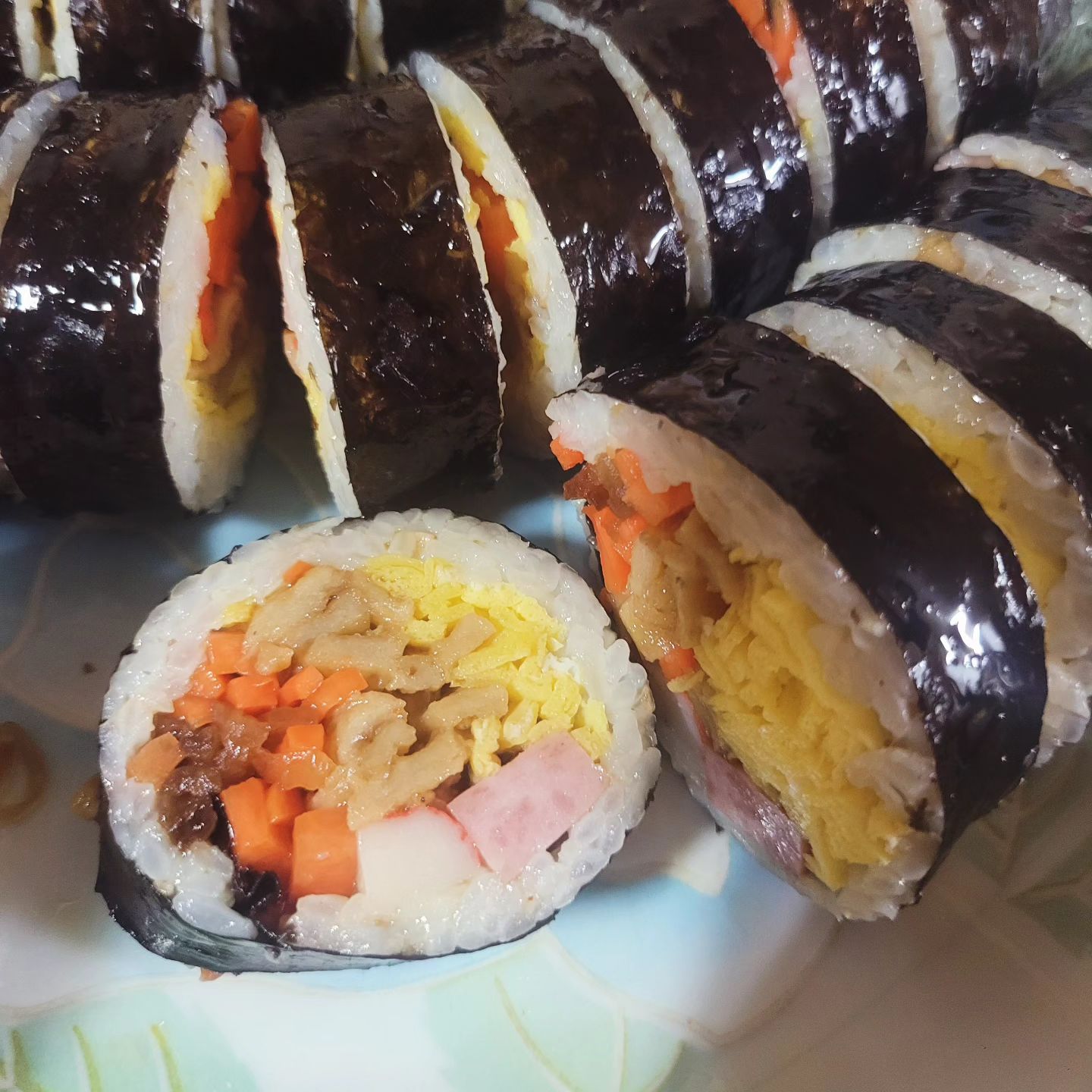#김밥만들기 
#짜다#폭망김밥#짠무

목우촌햄이 짜네..당근절여서 했더니 짜네..
다른거없음 엄마가 단무지 대신 짠무를 채썰어서 그걸 했더니..겁나 짜서. 완전 망함..

이럴수가 없다..
김밥집은 안하는거로..
할수록 늘어야는데 할수록 맛 없어지기도 쉽지 않은일..!

울엄마 표정 장난아님..
미얀해하는데 저녁다른거 시켜먹자네..

아무리 짠거를 내가 안먹어도 이건 짜도짜도 넘 짜..