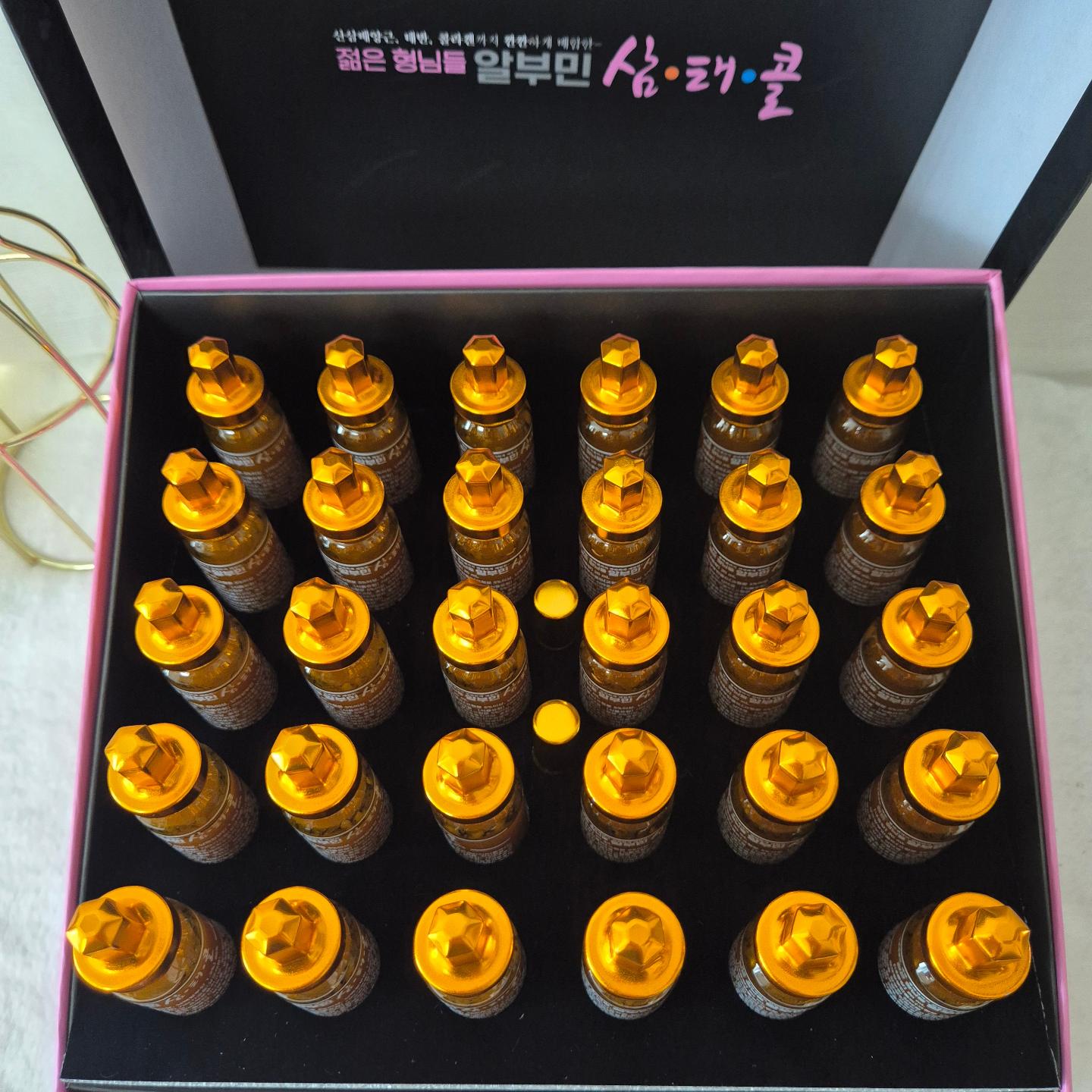 제품제공#알부민삼태콜 
환절기라 그런지 몸이축축쳐지는 요즘
퇴직이 가까워지자 직장에서의 업무가 많아지면서
 건강관리가 소홀해지던중 알부민 삼태콜을 알게되었어요~~

삼태콜은 고가의 산삼배양근이 포함되어 있어
 그 자체로도 특별한 제품이지만
 알부민 복합물의 함량이 29,350mg으로 타사제품에 비해 상당히 높은 편이라 더욱 신뢰가 가더라구여~~

알부민은 피로회복과 면역력 강화에 도움을
 줄 수 있는 성분으로 알려져 있답니다!!

삼태콜은 삼과 태 그리고 콜이 결합된 의미로
 삼의 효능을 담아낸 제품!!

확실히 알부민은 섭취하고는 에너지가 생기는 느낌이였어요
맛도 맛있어서 먹기도 편했답니다
 면역력도 강화된 듯하여 감기기운이 느껴질때도 
훨씬 빠르게 회복할 수 있었어요
제품과 함께 내용 안내서가 동봉되어있는데
 제품의 효능과 함께 사용법도 잘 설명되어 있어서 
이해하기가 쉽더라구요~~

현재 스토어에서 할인 이벤트도 진행 중이라
 더욱 경제적으로 구매할수 있다고 해요^^

저희 신랑도 요새 피곤해 하는데 같이 먹어야 겠어요~~
부모님 선물로도 너무 좋을꺼같아서
날 추워지기전에 선물 드려야 겠어요^^

제품은 요기
https://www.donga.com/news/Economy/article/all/20240625/125609072/1

#피로회복제#마시는알부민#먹는알부민#산삼배양근