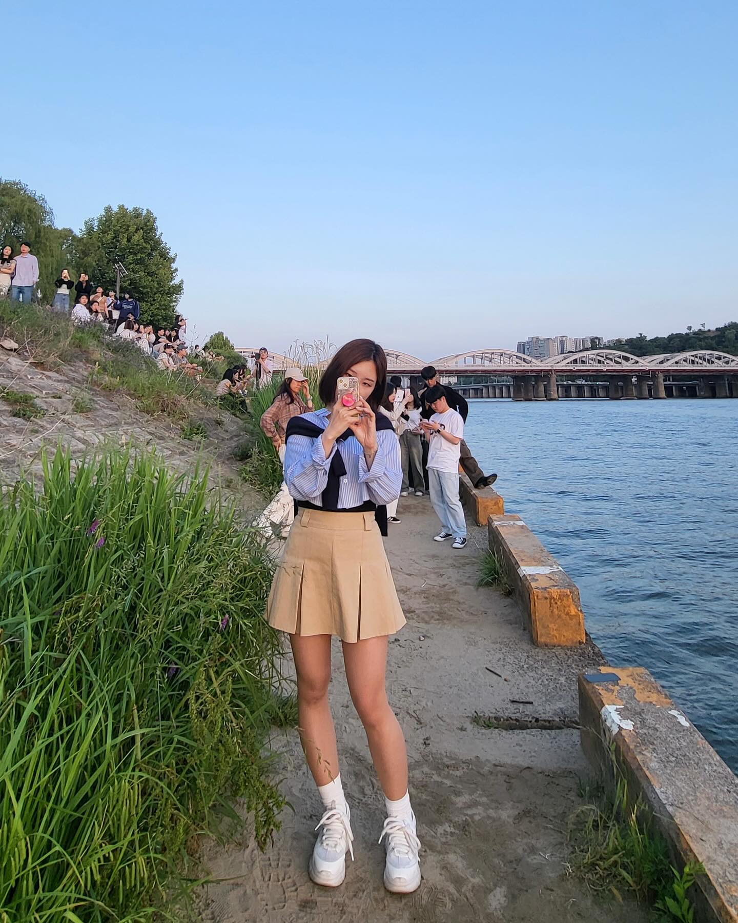 💫
기다린 걸까 

흩어진 시간속에
어느샌가 내곁에 다가온

그대 향기가 
사라지지 않게

멀리 가지 않을게
꼭 잡은 두 손을 놓지마

You are my 
everything to me