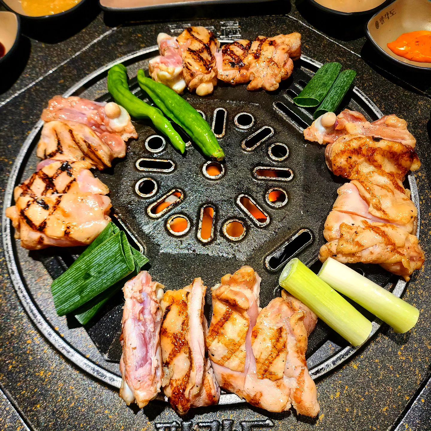 📌 수원 숯불 닭갈비 맛집 "팔각도"

📍숯불 닭갈비
📍닭목살
📍날치알 주먹밥
📍매콤 닭 철판 볶음밥

초벌 후 나와서 숯불향 장난아님❗️
껍질은 바삭 닭고기는 촉촉~한게 겉바속촉🫢
매콤 철판 볶음밥 맛도 좋고 귀여운 표정으로 만들어서 눈도 즐거움😆
모든 재료들이 신선한게 인기가 많은 이유 아닐까요⁉️
오늘 저녁은 팔각도~!

🔍운영시간
✔️연중무휴
✔️평일 16:00 ~ 23:00
✔️주말 12:00 ~ 23:00
🚩경기 수원시 팔달구 인계로138번길 44 경운빌딩 1층

#수원맛집 #인계동맛집 #숯불닭갈비 #팔각도 #팔각도수원인계점 #닭갈비맛집 #닭목살구이 #매콤닭철판볶음밥 #맛집 #맛집추천 #맛집탐방 #첫줄 #오늘의먹방 #저녁메뉴추천 #먹팔 #맞팔 #선팔