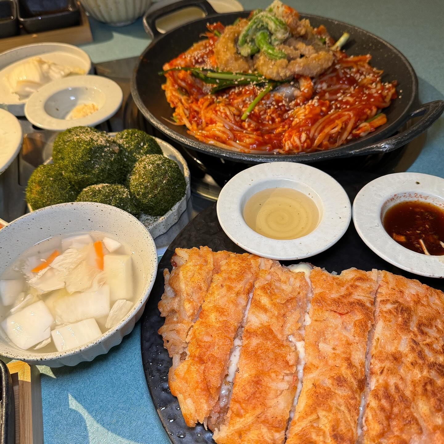 성수동에서 가장 힙한 아구찜

#성수AGU seongsu_agu
@@평소에 아구~ 많이 하는 사람이 사보자

📍서울 성동구 상원길 48-1 AGU (뚝섬역)
⏰매일 12:00~23:00
※ B.T 15:00-16:00 / L.O. 22:00

🖍 주문 메뉴
곱창튀김아구찜 23.0
감태낙지주먹밥 14.0
명란치즈감자전 17.0
매실하이볼 9.0

🎈특징
주차 불가능(지식산업센터 또는 공영주차장) | 콜키지(유료) | 단체석 | 매장 깔끔
________________________________________
Attitude
General
Unique
아구찜을 보다 성수스럽게 만들고자한 어마무시한 철학이 느껴진 집
아구찜 집인데 젊은 사람이 자리 다 차지하고 있어 신기하고
조리되서 나와서 간편하고 기름기 많은 곱창을 튀기니
진짜 혈당 스파이크 SSAP 가능 ㅋㅋ
감태로 덮인 주먹밥은 바다향이 가득 났고 매콤한 아구찜과 잘 어우러졌고
감자전은 양이 어마무시하니 조심할 것