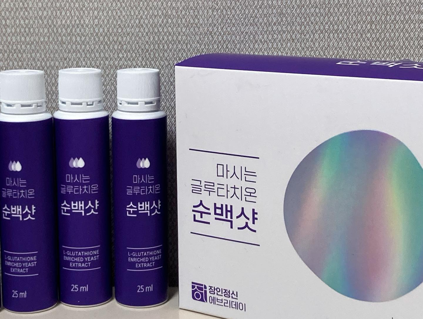#협찬 체내흡수율이 좋은 장인정신 에브리데이 마시는 글루타치온 순백샷✨

피부에 관심있는 사람이라면 글루타치온을 한번쯤 섭취 해 보셨거나 들어보셨을거라 생각해요! 
글루타치온은 강력한 항산화 물질로 체내 독소를 배출 해주고 피부관리에 도움을 줄 수 있다고 합니다👍
그런데 20대 후반부터는 글루타치온이 급격히 감소하기 시작해 섭취가 필요한데 음식섭취로는 부족하기에 별도의 섭취를 해주는게 좋아요

시중에 많은 글루타치온 제품이 있지만 그중에서도‘순도’와 ‘함량’이 높은 제품을 고르는게 좋은데 거기에 딱인 장인정신 에브리데이 마시는 글루타치온…🤍

✔️마시는 글루타치온 순백샷은 글루타치온 효모 추출물 최대 함량 1,100mg에 순도 50%의 액상타입 글루타치온입니다! 

✔️빠르게 흡수되는 액상형태로 하루 1병씩 음료처럼 마시면 되요! 휴대성도 좋고 액상타입이라 다른 타입보다 흡수율 👍

✔️ 꼼꼼하게 엄선한 부원료 배합으로 퀄리티 UP!

하루에 한 병씩 챙겨먹으니 요즘 피부 컨디션 최고조☺️☺️

#협찬 #장인정신에브리데이 #순백샷 #장인정신순백샷 #고함량글루타치온 #액상글루타치온 #글루타치온효과 #글루타치온효능 #마시는글루타치온 #글루타치온앰플