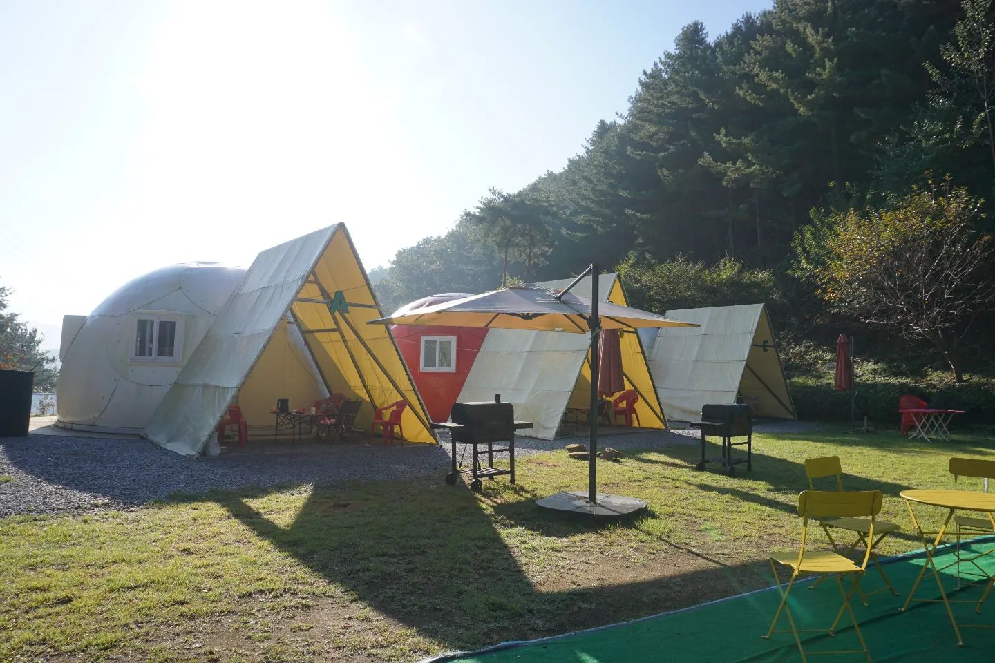 원주글램핑 포레스트돔❤️
이번에 여행가보고 반한곳🌈

저희집에서 포레스트 돔까지
안막히면 2시간이면 가더라구요^^

가자마자 피톤치드 가득한 곳에서 셋이서 낮잠자구요~
넓은 잔디에서 뛰어놀다가 숯불에 고기도 구워먹고👍

순딩순딩 풍산개 "백구"와 함께
힐링할 수 있는 시간이였답니다!😍

아이와 남편이 너무 좋아해서
다음에는 1박2일말고
2박3일로 가보고 싶어요 ♥

#포레스트돔 #원주펜션 #강원도원주펜션 #원주키즈펜션 #원주아이랑가볼만한곳 #힐링펜션 #돔펜션 #원주글램핑 #키즈펜션 #공기좋은펜션 #원주아기랑