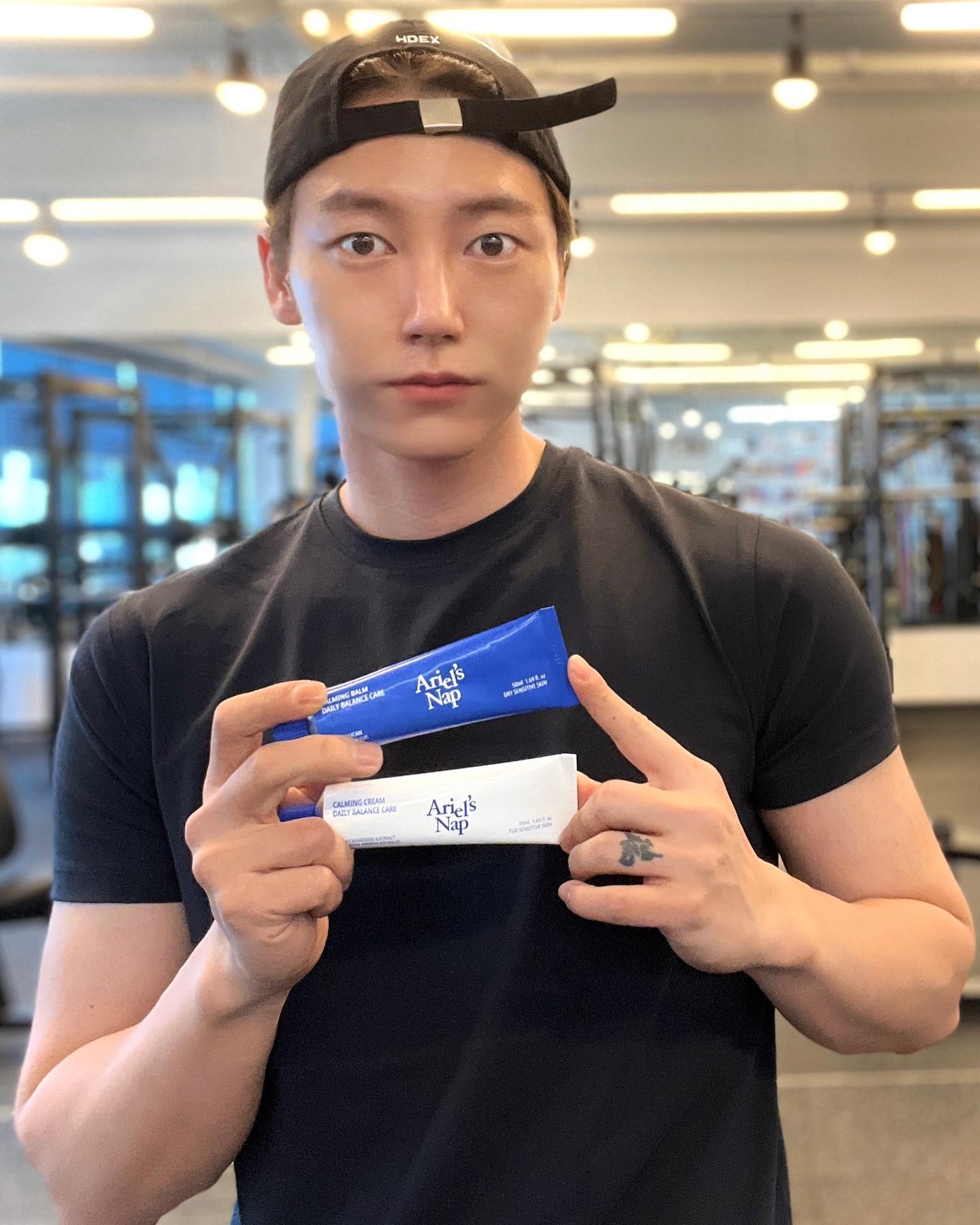 #인플카_캐시백지급
프리다이빙으로 예민해진 아내의 피부를 위해 남편이 직접 개발했다는 에리얼즈냅😊
낭만합격👍
비슷한 용기 색상의 타사 제품보다 더 꾸덕하고 잘 흡수되는 제형이라 좋았습니다🥰
잘 시간 줄여가며 N취미해야하는 저는
피부과 갈 시간, 태닝할 시간 줄여서 화장품 좋은거 바르려구요👍👍
지금 햔대카드 인플카로 구매하시면 100% 캐시백 혜택이 있습니다❣️
그럼 오늘도 몸 관리 잘 하시고 좋은하루 보내세요💪
.
ariels.nap.official 👈
inflca 👈
.
.
#인플카 #에리얼즈냅 #진정크림 #클린뷰티
#오운완 #운동소통 #운동계정 #헬린이 #그루밍
#관리하는남자 #운동하는남자 #옥정동맛집 #오가닉피티
#오가닉PT #직장인바프준비 #운동하는직장인
#fitnessmodel #fitnessmotivation #gymmotivation