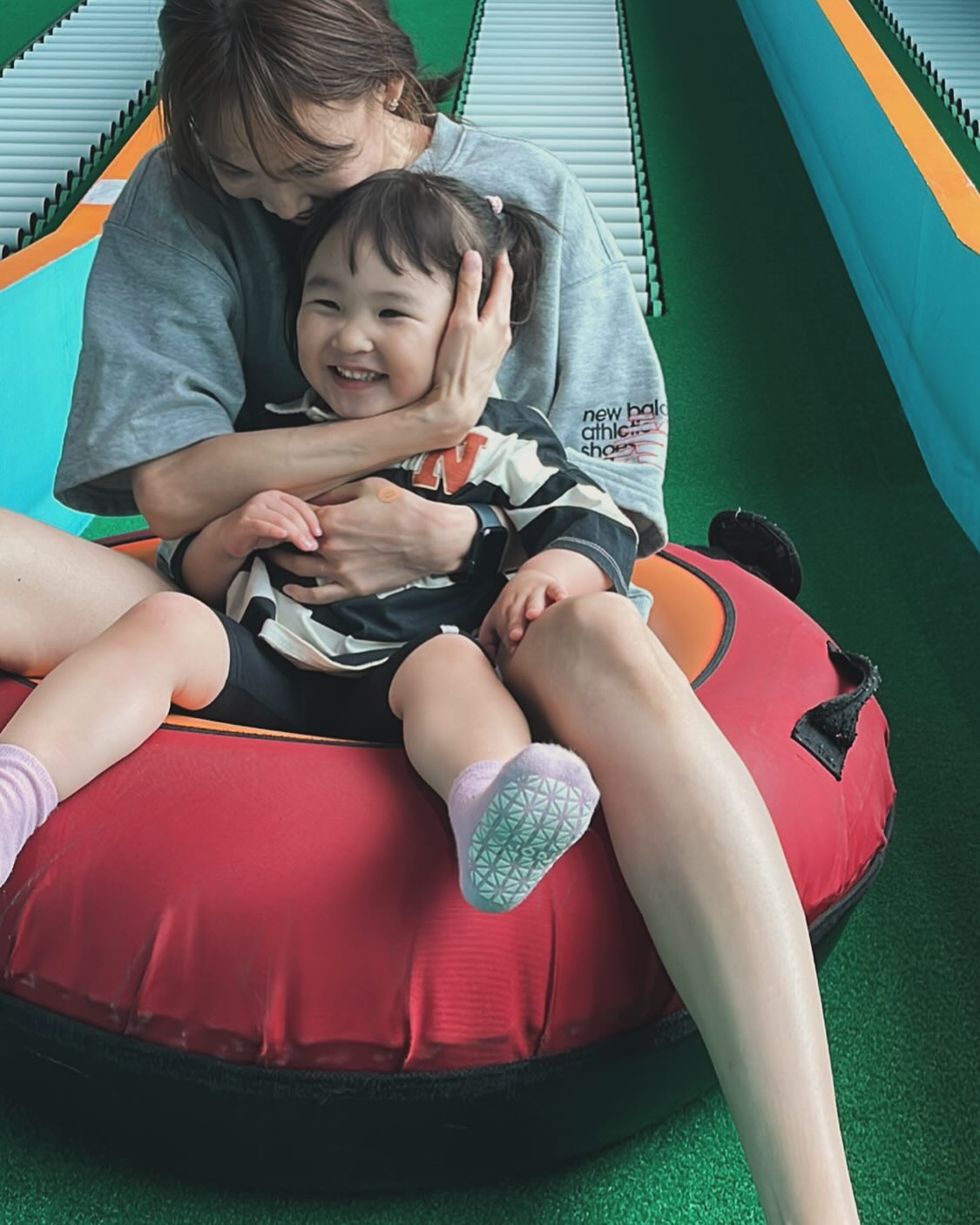 처음은 뭐든 어렵고 무서워 누구나

너의 처음이 무서울때 항상 같이 옆에 있어줄게
오늘도 용기있게 같이 해줘서 너무 기특하고 고마워
사랑해🧡

#세상에당연한건없다#처음#도전#용기#평생친구#엄마와딸#딸의성장#엄마의눈물#주말육아