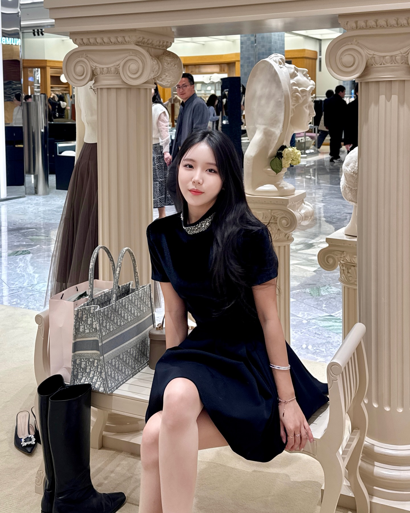 GRACE U X SHINSEGAE 부산 첫 팝업스토어 OPEN🌿
사랑을 듬뿍 받는 브랜드, GRACE U의 첫 부산 팝업스토어가 신세계 백화점 센텀시티점에서 오픈해서 바로 다녀왔어오

11월 21일부터 12월 11일까지 진행되는 팝업스토어에서는 다양한 이벤트가 가득!
	💍 최대 70% 할인
	💍 선착순 이벤트로 볼캡 증정
	💍 한정 판매 아이템
	💍 결제 금액 이벤트로 키링과 머플러 증정 등

그레이스유만의 감성 가득한 제품들을 직접 피팅해볼 수 있어서 너무 좋았고, 하나하나 너무 예뻐서 고르기 힘들었어요! 예쁜 옷 옆에 또 예쁜 옷… 모든 게 마음에 쏙 들었어요 🫠

이벤트가 끝나기 전에 공주님들도 꼭 방문해 보세요!
🗓️ 11월 21일 (목) - 12월 11일 (수)
📍 신세계 백화점 센텀시티점 뉴스테이지, 4F

#graceu #그레이스유 #2024fw #신세계백화점 #신세계센텀시티 #부산팝업 #여자쇼핑몰추천 #여자친구선물 #여자겨울옷 #여자겨울코디 #여자켜울출근룩 #오피스룩