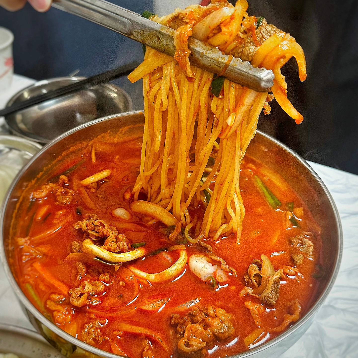 .
📣연휴에 #보령 가는 사람 모여라!!

#보령맛집 #성지 

진득한 차돌짬뽕과 독특한 만두가 있는 보령 대천 현지인맛집!!

📍성지2호점 : 보령시 동현로 88
⏰️ 10시 30분~14시 30분(목휴무)

성지는 본점과 2호점이 있는데,  난 대천에서 더 가까운 2호점을 방문했어!
(영업시간이 짧고 웨이팅도 있으니 타이밍 잘맞춰가자구!!)
메뉴는 차돌짬뽕과 유림만두가 국룰이라더라구!!

🟣차돌짬뽕(1인 11,000원)
어마어마한 양에 불향가득한 차돌과  각종 건더기가 가득해 무엇보다 국물이 찐하면서도 시원해서 해장하고 싶은 사람에게는 최고일것같아! 그리고 밥이 무료라서 면 먹고 국물에 밥말아 김치랑 먹어주면 완벽한 한끼가 될거야!!

🟣유림만두(7,000원)
성지에서 가장 유명한 메뉴! 군만두와 유린기 소스를 함께 먹는 음식인데, 만두도 직접 만드시는지 속이 꽉차있고 바삭함이 살아있어! 바삭한 만두, 달콤한 소스, 시원한 양상추 그리고 매콤한 고추를 한입에 넣으면 말해뭐하냐구!!

싸이가 흠뻑쇼왔다가 먹고갈 정도로 맛집인 성지!!
연휴에 보령이나 충남 방문하는 사람들은 필수코스로 저장해야할듯!!!

#대천맛집 #보령현지인맛집 #대천현지인맛집 #차돌짬뽕맛집 #민두맛집 #싸이맛집 #유림만두 #성지2호점 #가지가지