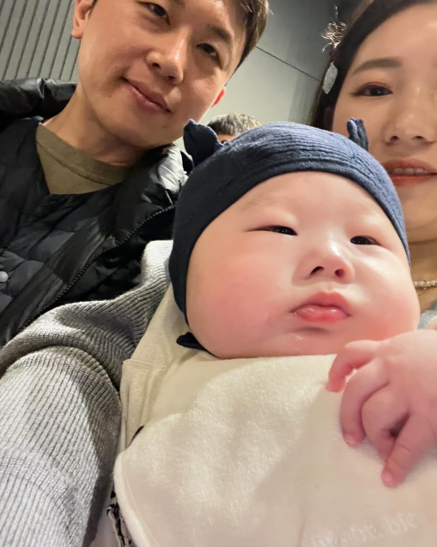 처음 쿠팡에서 일했을때 유일하게 예쁘다고 생각했던 언니와
(심지어 언니 사진도 본 적이 없는데 바로 알고 인사함)
제일 도움 많이 받고 긍정파워인 재키님의 결혼식✨

재키님과 언니,오빠와 저는 묘하게 상황이 비슷해서
더 신기했어요. 심지어 아가들 예정일도 하루차이
저희집이랑 똑같은 화장대 사진 보고서는 빵터졌는데
오십일 셀프촬영 대여한 곳도 똑같고 
스튜디오 촬영도 같은 곳이고 여름이 양말 보는데 
더 터져버린 나...ㅋㅋㅋ(오빠는 재키님 춤추는거 보고
결혼식에서 한 발 더 멀어짐+언니는 출산하고도 예쁨
우주도 예쁜 사람 좋아하더라구요ㅋㅋ언니가 안아주니 웃음🥰)
너무나 예쁜 두 분의 처음과 결실을 보게되어 너무나 기뻐요!
쿠팡 실세 컬리 실세님들 다 보고 
우주랑 여름이 만남도 진짜 진짜 좋았습니다🤍
여름이 진짜 예쁘다!..✨

쿠팡에서 일할 시기는 정신적으로 힘들었던 시기였고
이상한 사람들도 많았지만 좋은 사람들도 많이 만났어요.

모두들,행복합시다!