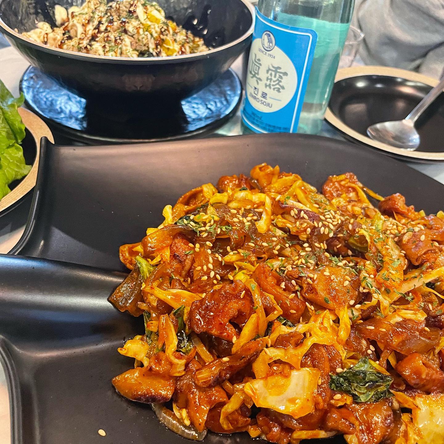 진짜 진짜 맛있는 야곱 곱깨비 연남점 ♥️

이곳은 비주얼이 딱 소주 술술 들어갈만한 맛집입니당!!ㅎㅎ
연남가서 인스타감성 카페나 술집 안가고 찐 맛집 찾아다니는 사람은 꼭 가봐야해요! 매장도 깔끔하고 양도 많이 나와서 맛있고 배부르게 먹을 수 있습니다 🥹💖

날씨가 엄청 추울땐 국물이 땡기더니 조금 풀리지마자 야곱 땡겨요ㅋㅋㅋㅋㅋ
냄새도 안나고 안질겨서 맛있게 먹었습니당 🫶🏻
.
.
.
.
.
.
.
.
#히밥맛집 #히밥먹방 #곱깨비 #연남곱창 #연남곱깨비 #연남동맛집 #연남맛집 #연남동데이트 #홍대맛집 #홍대술집 #홍대데이트 #맛집 #맛집투어 #먹팔 #먹스타