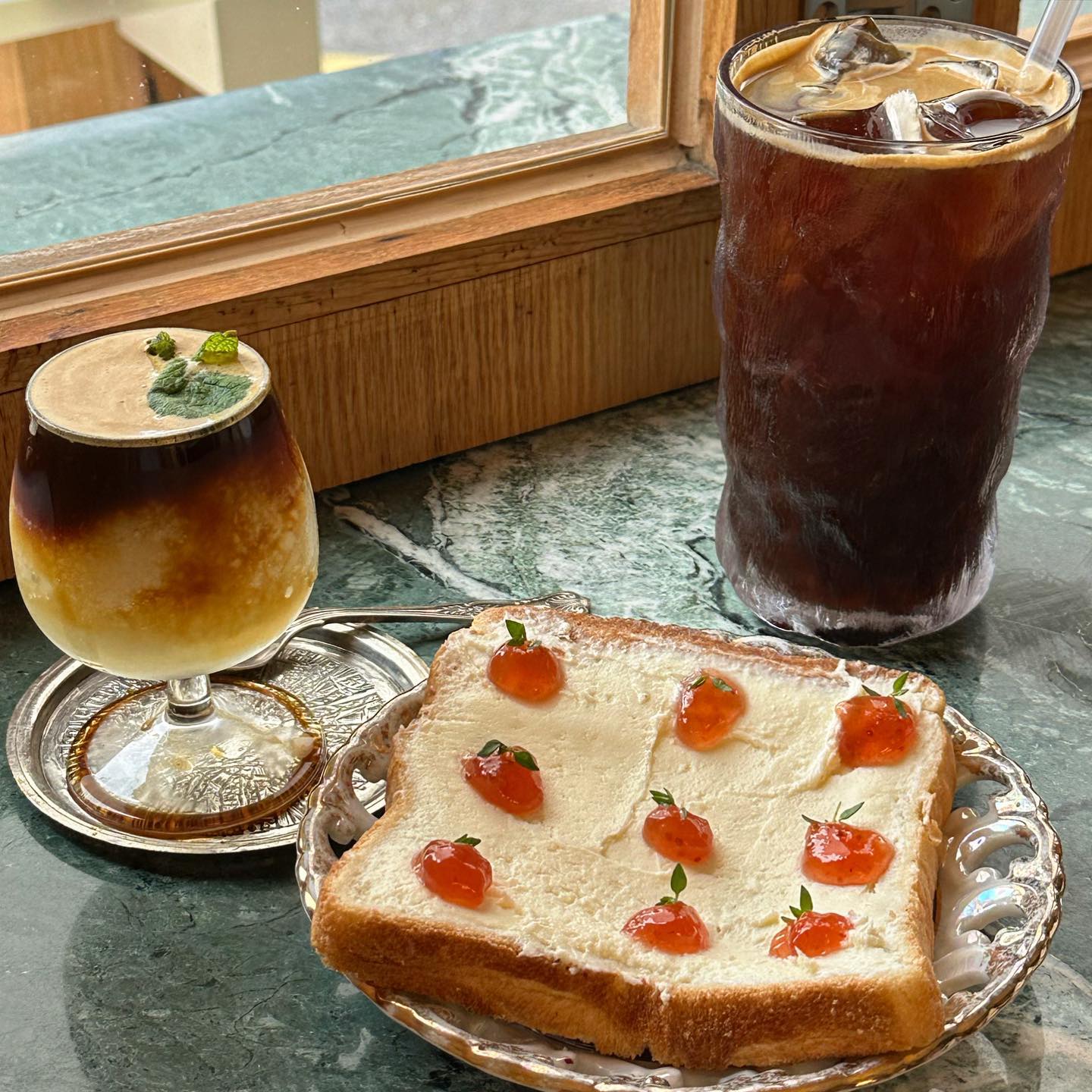 귀여운 딸기 토스트가 유명한 머큐리 에스프레소바☕️
크림치즈 듬뿍+딸기쨈이 아는 맛이지만 맛있는거 너무 잘 알아서 안시킬수가 없다. 아아랑 함께 먹으면 아주 찰떡!

시즌 메뉴인 레몬슬러쉬도 추천!! 상콤그잡채인 레몬에 커피향 첨가되니 더 고소하고 맛있다! 에스프레소에 레몬 짜먹는것보다 레몬슬러쉬에 샷 부워먹는게 훨씬 맛있고 잘어울림!

실내 좌석과 야외 스탠딩석 각 2팀이라 자리는 협소하나
공간이 예쁘고 커피랑 디저트도 맛있어서 넘 좋았음 ☕️
커피 3잔 마시면 한잔 더 주시는 사장님 인심도 👍
에스프레소 마시러 또 가야징🫶

📍방문은 mercury_espresso_bar 
💳메뉴 및 가격은 맨 마지막 사진

#먹방탐험가 #먹탐 #머큐리에스프레소바 #용산 #용산카페 #용산맛집 #용리단길카페 #용리단길 #머큐리 #에스프레소바  #카페 #카페추천
