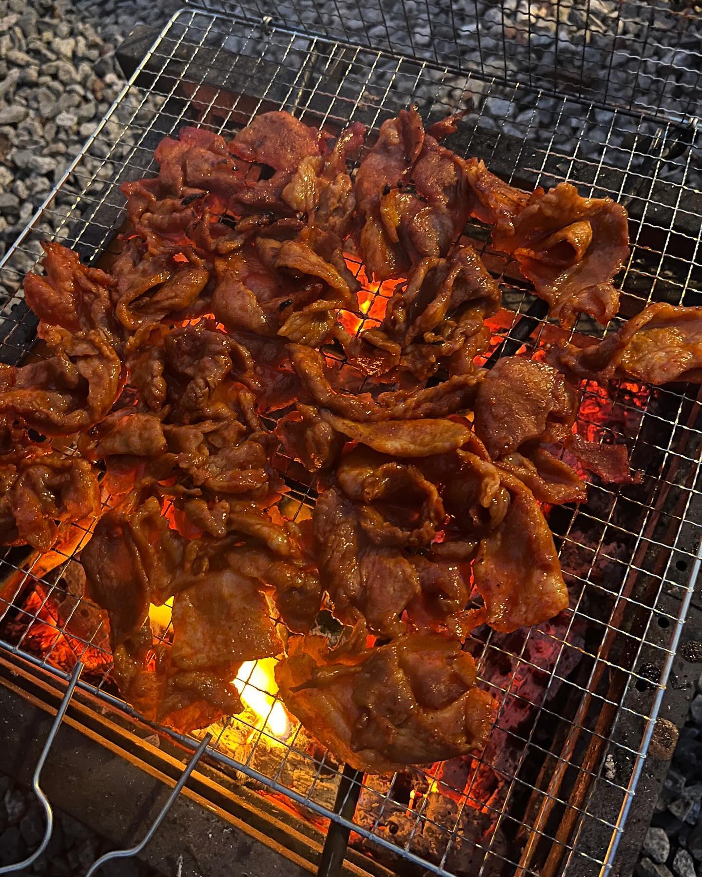 ⛺️ 장박에서

✅ 양념 돼지 석쇠구이

돼지고기에 매콤한 양념을 해서 석쇠에
구워먹으니 진짜 식당에서 먹는 맛 ❤️

✅ 녹두전

기름진 녹두전까지 먹으면 🐶꿀맛

✔️ 다들 침 고이쥬? 🤣

.
.
.
.
.
.
.
.
.
.
.
.
.
.
#돼지석쇠구이#양념돼지#석쇠구이#캠핑#camping#캠핑요리#캠핑음식#캠핑메뉴#캠핑요리추천#캠핑음식추천#캠핑메뉴추천#캠핑족#캠핑소통#캠핑중#캠핑한끼#캠핑저녁#술안주#막걸리#막걸리안주