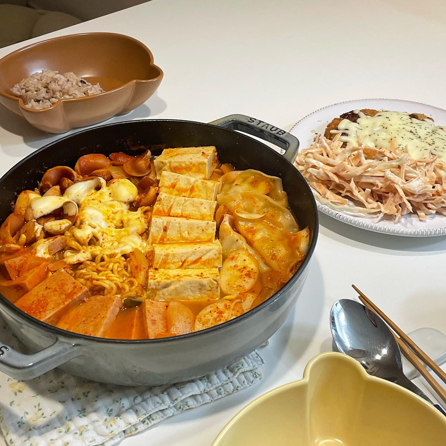 덕구네 저녁 🐥 오늘의 메뉴는 #부대찌개 와 #치즈돈까스 입니다 😉🫶🏻 집에 있는 채소, 햄, 냉동실 쟁여템까지 다 꺼내 부으면 완성되는 부대찌개..👍 돈까스는 저희집 금쪽이 요청에 따라 소스 뿌리고 치즈 입혀서 내어드렸어요 🤣💓 요청 사항이 까다로워도, 해드리면 남김 없이 싹싹 먹어주니 기쁜 마음으로 해드리고 있답니다 💖