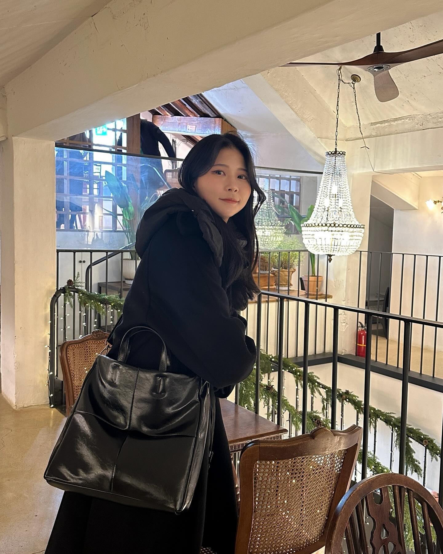 #협찬 toareven
무채색 룩에 텍스처로 포인트 주기 좋은 가방🖤

출근할때는 노트북 딱 들어가서 애용중이고
데이트때는 보부상에게 딱ㅎㅎ

#토에벵 #toareven #데일리백 #숄더백 #크로스백