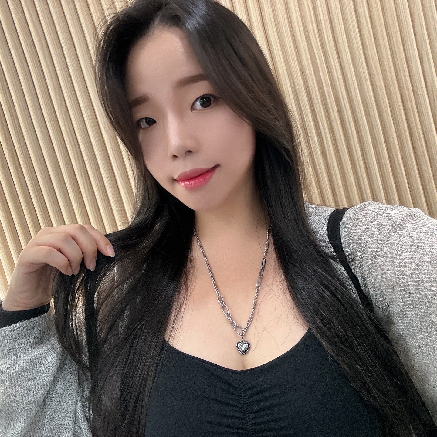 #광고 ✂️ 에이티헤어 ✂️ a__ty_dh 

📍 주소 : 서울 서초구 강남대로97길 59 101호
☎️ 연락처 : 0507-1374-0440
⏰ 영업시간 : 월-토 10:30 - 20:00
  일 12:00 - 19:00
🚘 주차 : 가능
✅ 예약 : 네이버 예약 or 유선 예약
 [네이버 예약시 다양한 할인이 들어갑니다]

🔖 시술명 : 톤다운 염색 [에쉬블루]

첫 방문인 에이티헤어에서 가을 맞이겸 스타일에 변화를 주고 싶어 톤다운 염색을 했어요💇🏻‍♀️

에이티헤어 다혜 원장님께 시술을 받았는데 제 헤어상태에 맞게 어떤 색의 머리가 잘 어울릴지 추천을 해주셨는데 시술이 아주 꼼꼼하시고 손도 빠르시고 염색을 했는데도 머릿결에 손상도 적고 기분전환 아주 제대로 된 날❣️

▫️직원분들 모두 친절하시고 편안한 분위기에서 시술이 이루어져요
▫️요근래 바빠서 헤어관리가 엉망이였는데 손상이 오지 않도록 관리법을 잘 알려주세요:)
▫️내 마음속에 들어갔다 오신거처럼 저의 니즈를 정확하게 파악하고 계신 다혜원장님😍 금손 인정!!
▫️헤어 층마다 색이 각기 달랐는데 얼룩진곳 하나 없이 완성된 에쉬블루 전체염색💙
▫️톤다운을 하고 나니 얼굴톤도 밝아보이고 자연광에서는 또 달라지는 색이 아주 오묘하게 매력적이더라구요!
▫️공간도 넓고 대기좌석도 아기자기 느낌있게 인테리어 되어있고 매장이 전체적으로 청결하고 깔끔한 느낌!

만족도 100%인 에이티헤어에서 올해 가을맞이 완성🫶🏻

#에이티헤어 #신사동미용실 #논현역미용실 #신사미용실 #잠원동미용실 #에이티헤어다혜 #다혜원장 #톤다운 #에쉬블루 #염색 #긴머리염색