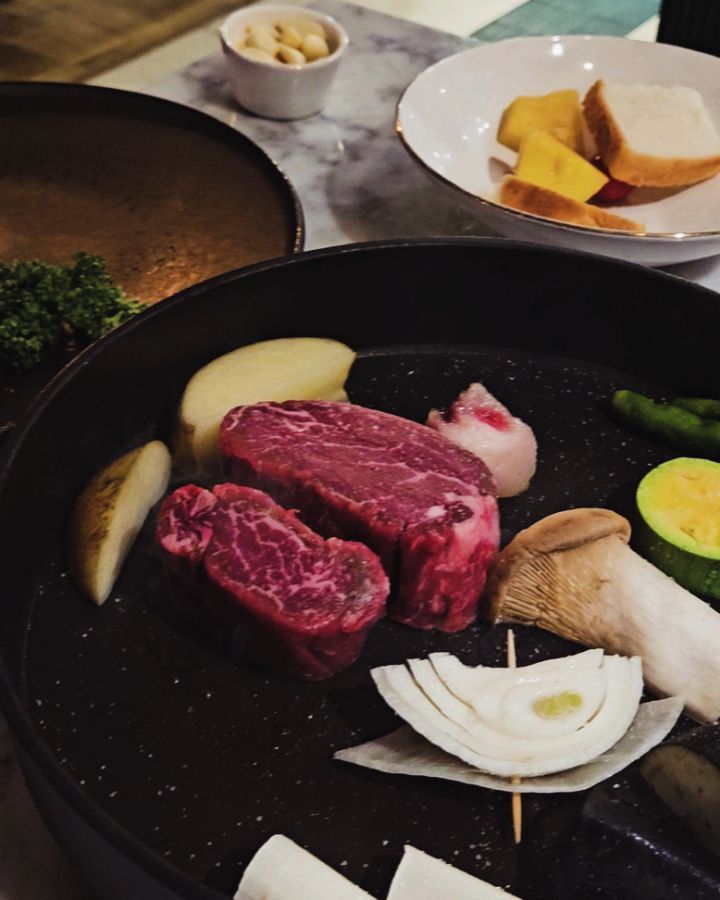 담당서버가 구워주는 #양산한우맛집
숙성된 한우를 사용해 육즙 가득🤤
밑반찬과 장아찌도 새콤달콤 
다양한 소금을 맛보는 재미까지🧂

분위기도 좋아 데이트코스로도 가족모임으로도 제격!
단체석도 문제없다구~😉

📍우미남 양산본점
경남 양산시 물금읍 화합8길 17-1
⏰️ 매일 11:30-22:30 브레이크타임 15:00-16:30
🅿️ 범어택지 내 갓길주차, 공영주차장 가능

#양산소고기맛집 #우미남 #우미남양산점 #우미남본점 #양산맛집 #양산범어맛집 #양산물금맛집 #양산고기맛집 #양산소고기추천 #양산가족모임 #양산모임코스 #양산데이트코스추천