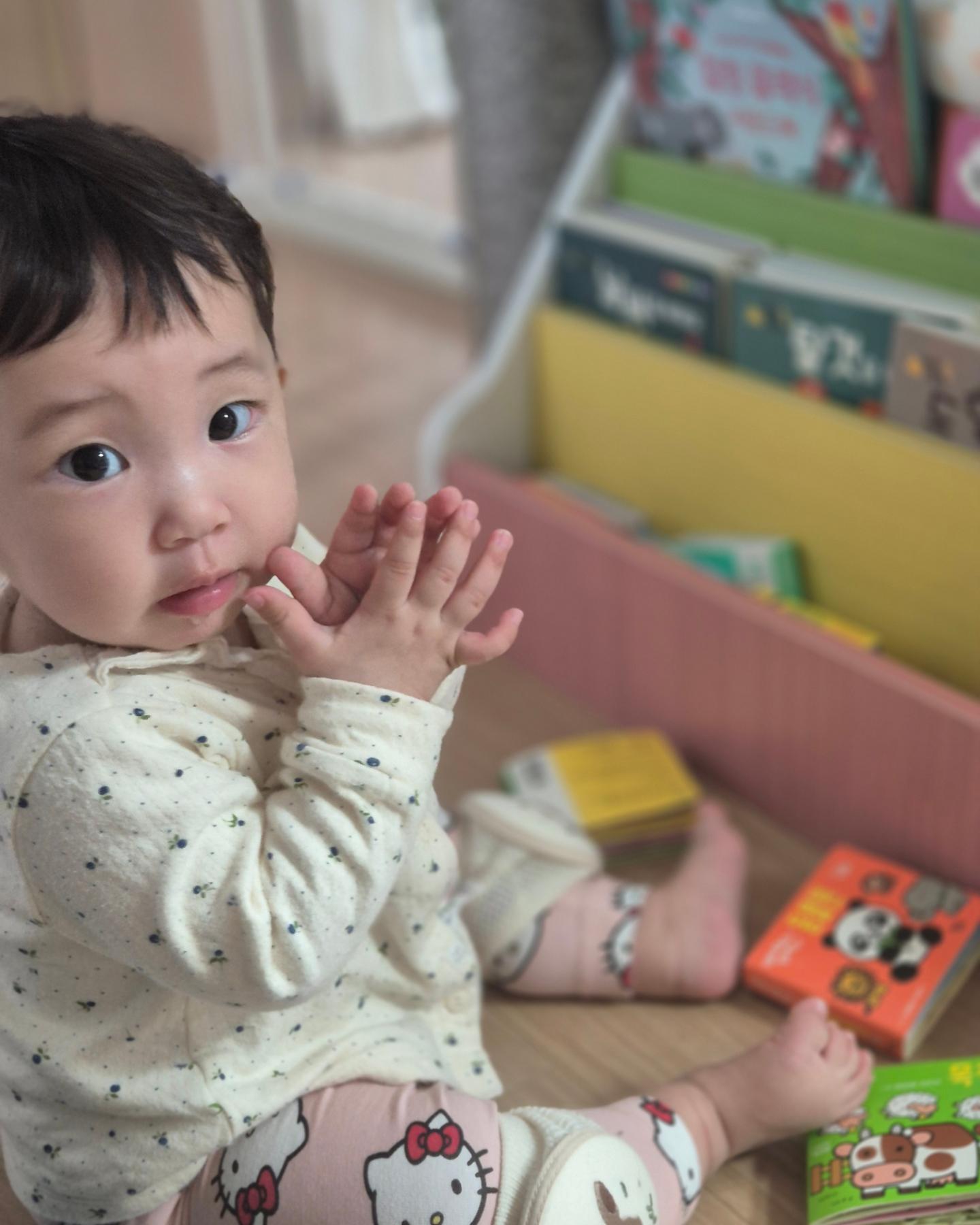 혼자 책보고 짝짜쿵 하면서 놀기