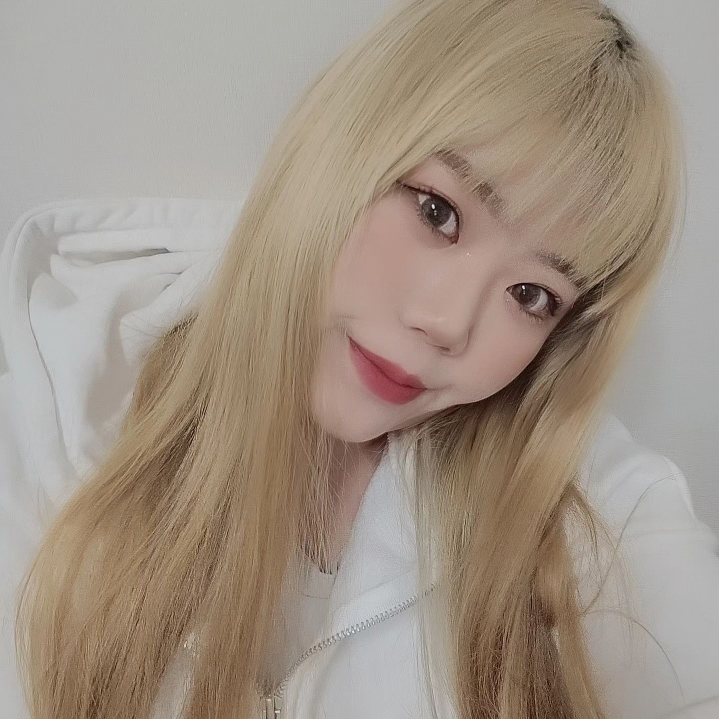 즐거운 토욜 //💛
남편이랑 카페가서 디저트 털고 왔는데
디저트 포기 못해 !! 빵만 몇만원치를 샀는지 ㅋㅎㅋㅎ

울님들 말 듣고 그날 바로 앞머리 잘랐는데 화장 연하게 하니까 잘 어울리는 것 같아용 헤헤😆💛