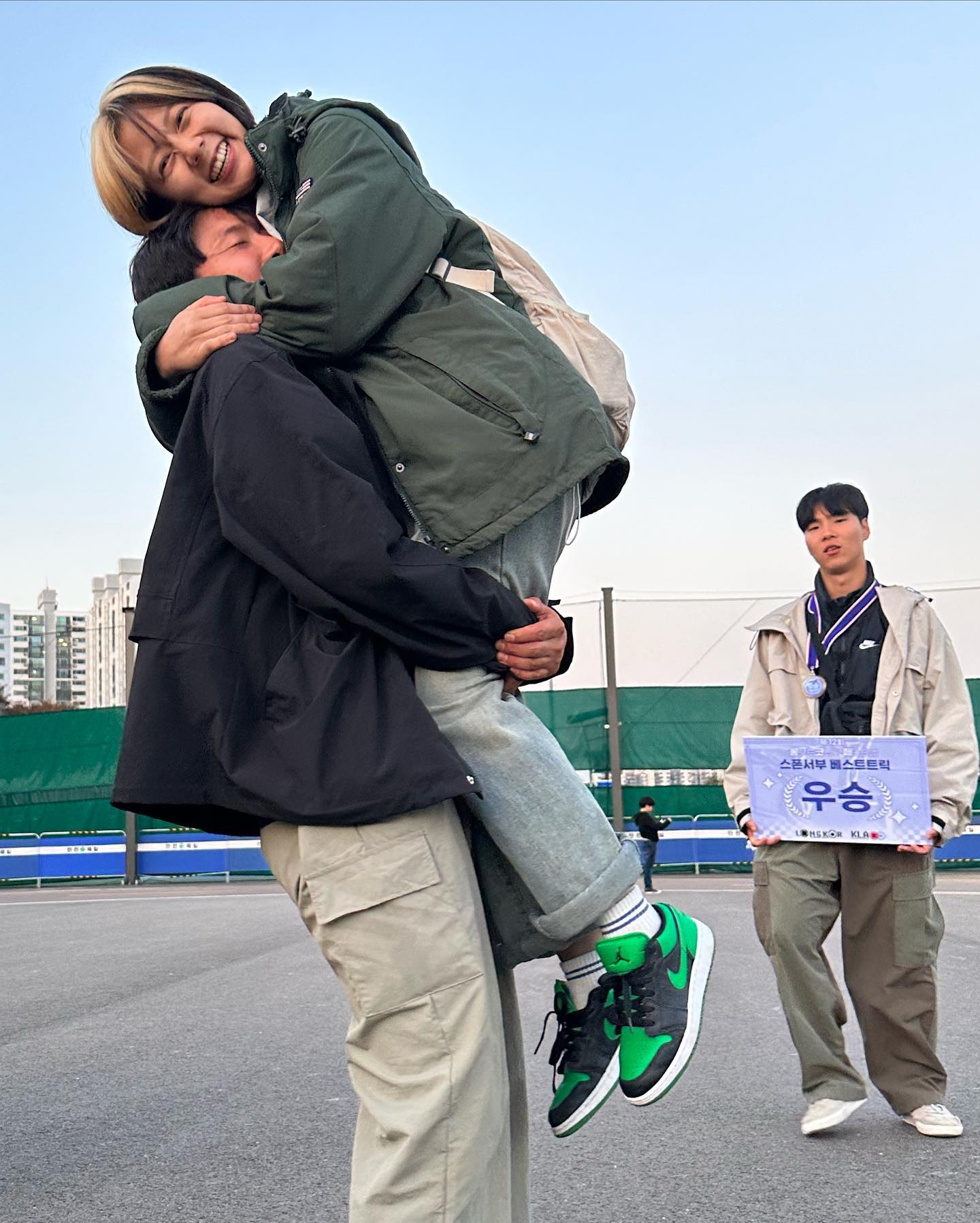 진짜 너무 재밋던 대회현장!!
처음으로 주말에 휴가반납하고 구경하는데..너무 재밋게 놀아서 행복한1인….
bordercollie.95  장순이 고생했궁!
석카니가 대회날 바뻐서 ㅋㅋ나랑 놀아준 친구들..동생들 언니들 알라뷰❤️합니당!!
다들 또 뵈용!!
-
#롱보드페스티벌 #롱보드#롱보드입문