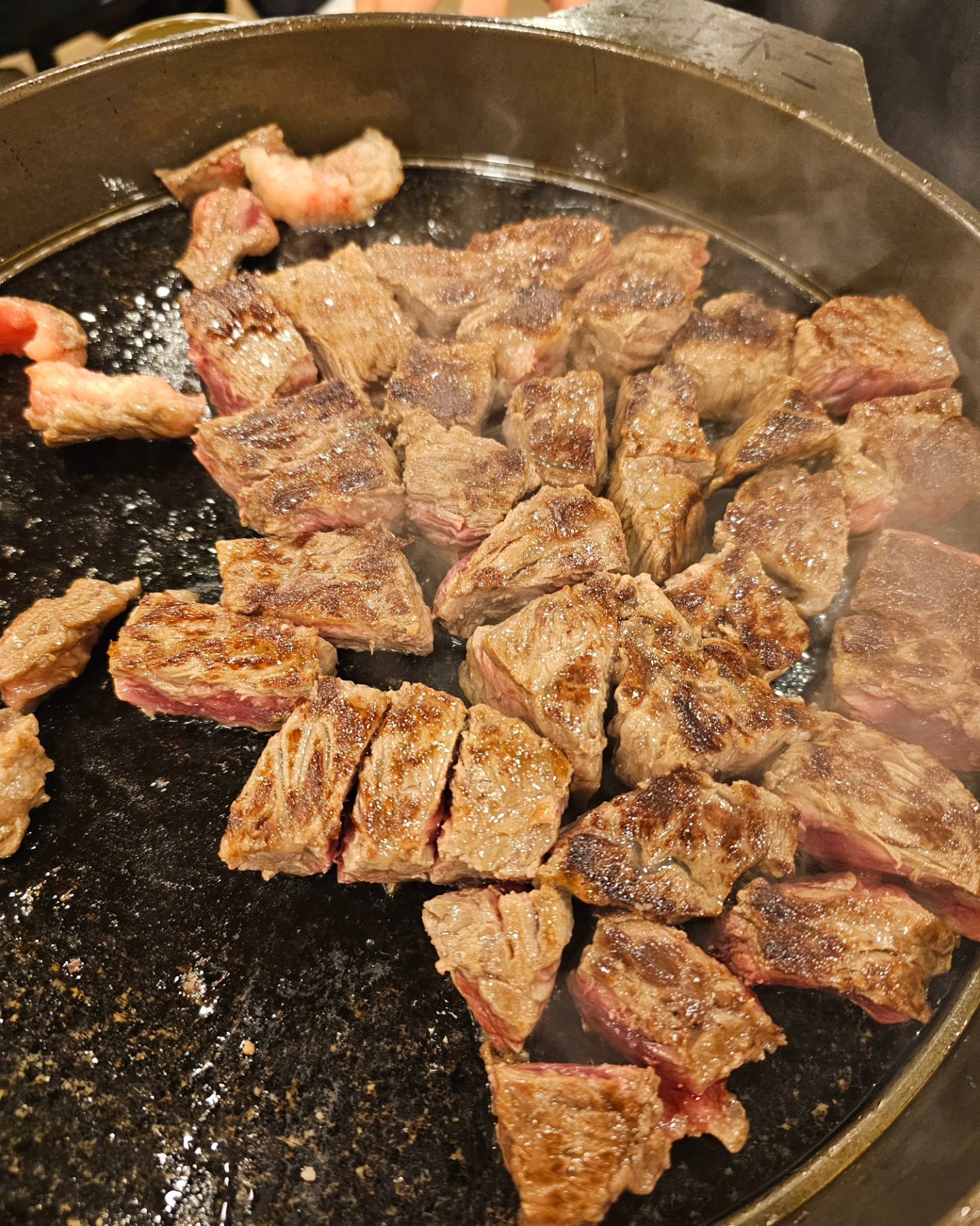 #240215
오랜만에 회식
극찬받았던 한우마당도 드뎌 가보고
먹고 미쳤다미쳤다 외치고

극찬한 이유가 있으셨구만.....
원뿔 투뿔 김치말이국수 볶음밥까지 야무지게 먹어주고
마피아피자가서도 두판 클리어!!!

또 생각난다
한우마당😍😍
.
.
.
.
.
.
.
.
.
.
.
.
.
.
.
.
.
.
.
.
.
.
.
.
.
.
.
.
.
.
.
.
#구디 #구디역 #존맛탱 #살살녹음 #등심 #마피아피자 #먹깨비 #먹스타 #먹스타그램 #먹방부서 #먹부림 #먹팔 #회식 #존맛  #구로디지털단지역 #한우마당