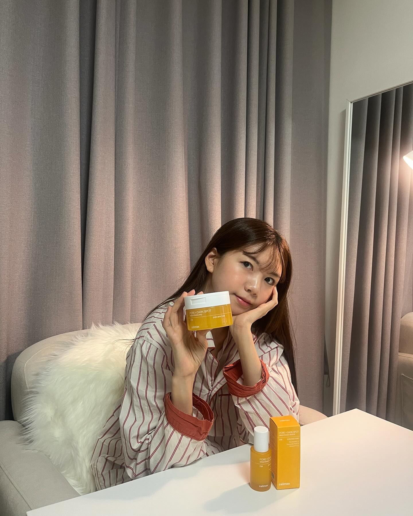 #광고 celimax.korea 

매끈 피부결 가지고 싶은 사람 다모여라! 🍯💛

💛브라이트닝 모공잡티 세럼
색소 침착형 모공잡티의 체계적인 완화를
도와주는 효자템!
깨끗하고 환한 본연의 맑은 피부를 되찾아보세요!

💛브라이트닝 모공잡티 패드
모공 각질 부각 없는 매끄러운 피부결을
만들어준답니당.
3중 레이온 구조로 패드 한장에 토너가 가득 
저장되어 있으며 얼굴에 맞게 늘어나 팩으로도
활용할 수 있답니다! 진짜 최고 아닌가요~?✨✨

세럼과 패드를 함께 사용하게 되면 잡티 개선율이
상승되면서도 촉촉하고 매끈 피부결을 가지실 수 있어용💛
요즘 저의 피부관리 하루 루틴이랍니당
이제 셀리맥스 없으면 못살 지경...🥹🥹🥹
.
.
.
#셀리맥스 #셀리맥스모공잡티세럼 #셀리맥스모공잡티패드 #셀리맥스세럼 #셀리맥스패드 #세럼 #세럼추천 #패드 #패드추천 #꿀피부만들기 #꿀피부비결 #모공잡티케어