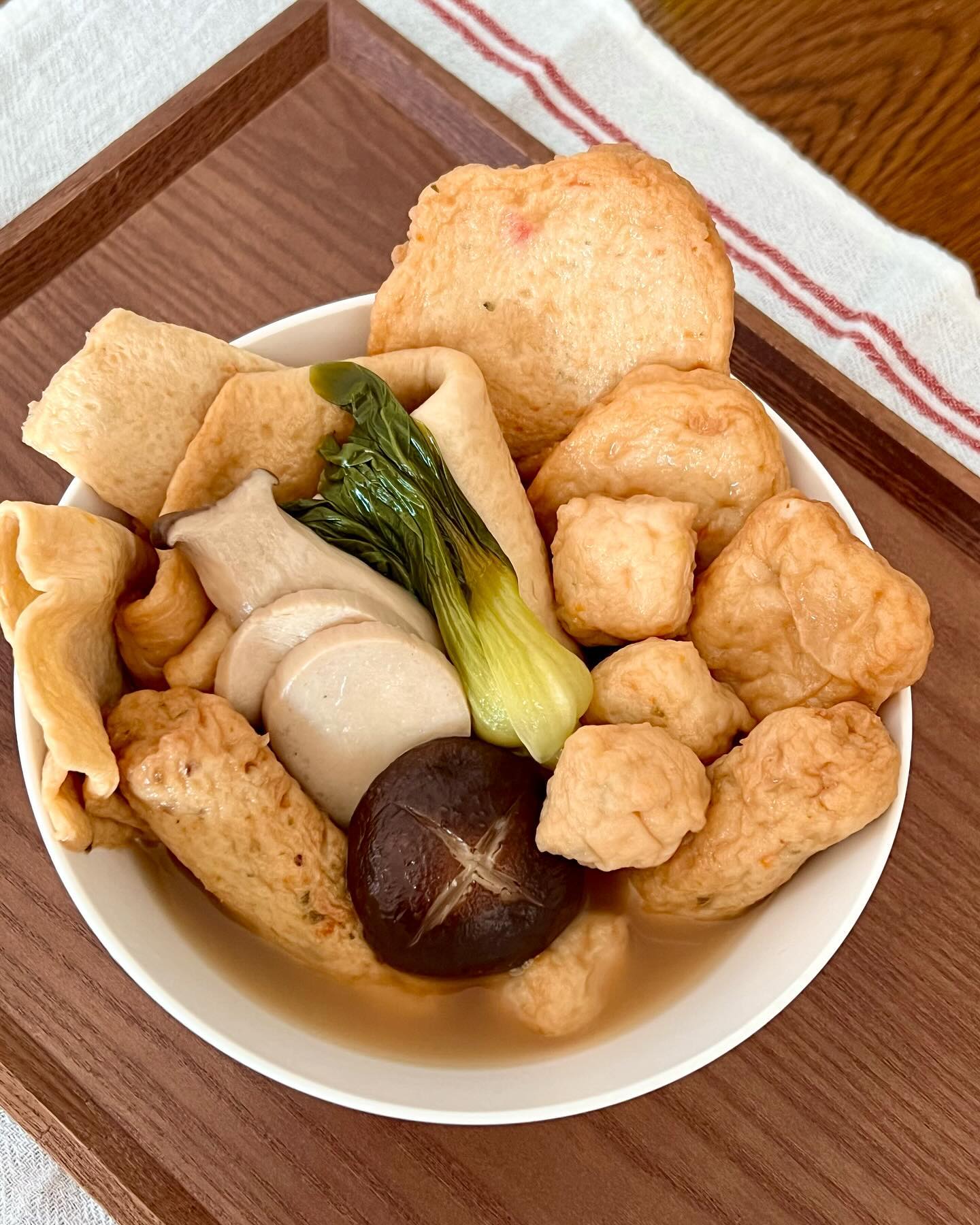 #내돈내산 🍥

찬바람 불때 1등메뉴 #어묵탕 🍢

#삼진어묵 옛날모듬어묵 1kg x 3개

야채낙엽 / 고급사각 / 야채디스코 / 야채소각
빈대떡 / 오징어땡 / 홍단어묵 / 떙초말이
특낙엽 / 맛살핫바 / 해물네모 / 볼어묵 
+ 멸치맛 스프

쫄깃~ 탱글~
12가지 다양한 어묵이 한팩에 가득-
스프까지 들어있어서 몽땅 넣고 끓이기만 하면 완성✨
술안주로도 좋고 식사로도 좋고
꽁꽁 언 몸도 사르르~ 녹여주는 마법❣️

부산 놀러가면 꼭 먹던 브랜드인데
이제 집에서 편하게 받아서 먹을 수 있으니 
얼마나 좋게요🤭

#공영쇼핑
#잘샀다
#공영홈쇼핑