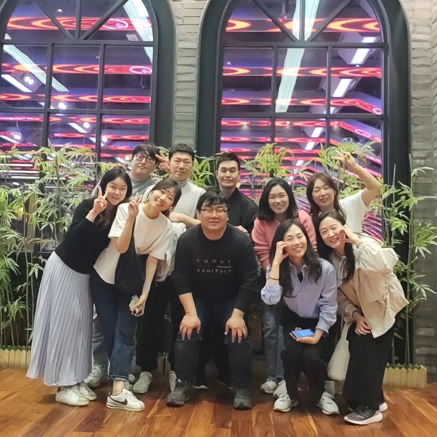 #대학동기모임 #23년지기 #01학번 #한울영원 #11명완전체 #1년에두번 #정기모임 #동학사 #동학사벚꽃 #단체복
.
점심 먹고 볼링 내기해서 진 팀은 장보고 이긴 팀은 카페행~
우리팀이 1등 오예~~
펜션 앞이 동학사 벚꽃길이라 벚꽃도 원없이 보구🌸
언제봐도 반갑고 즐거운 친구들♥️
또 보아~~👋
.
.
#써클락볼링장 #카페에어산 #e편한펜션 #벚꽃축제 #6공주 #남자5명