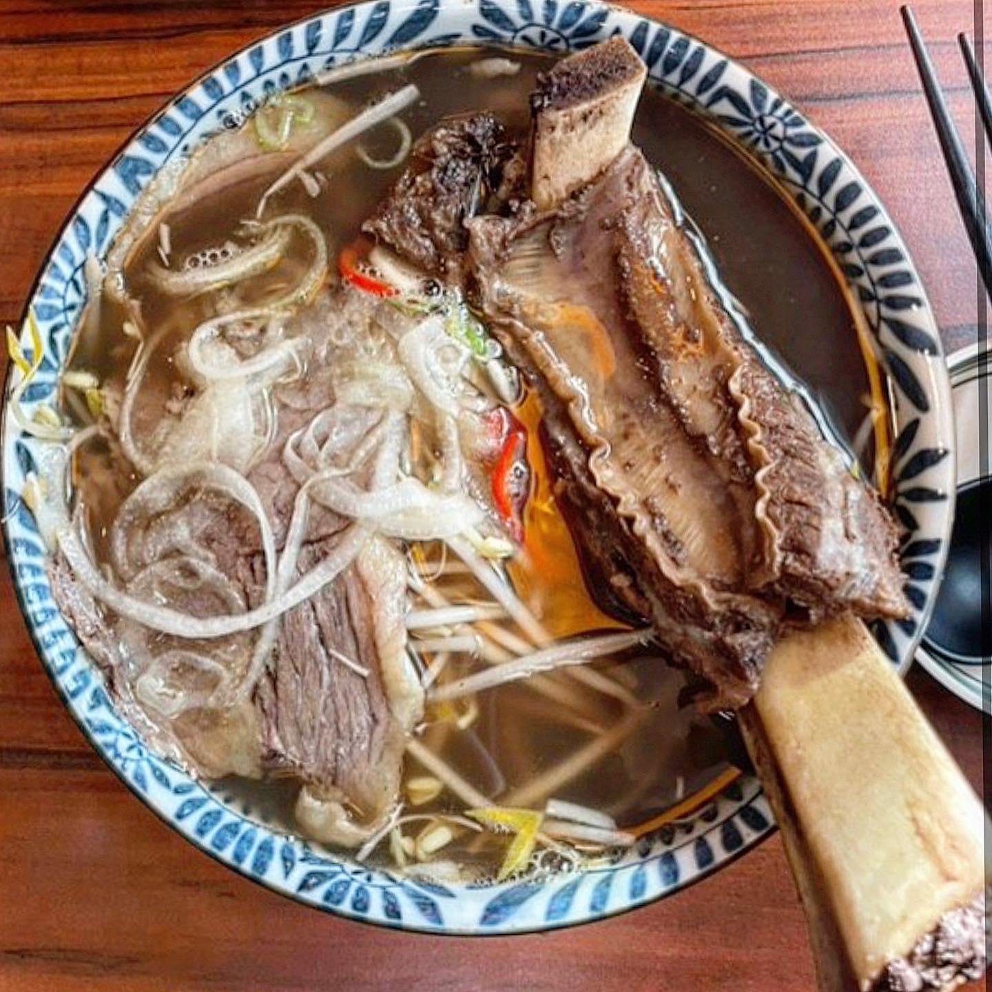 #협찬 갈비탕st 쌀국수를 맛볼 수 있는 곶☺️
비쥬얼공격 쩔고 색도 맛도 진한 육수 덕에 
술 마시면서 안주와 해장 동시 해결 캐가능👍
속이 꽉 찬 짜조에 코코넛 고기튀김까지
대만족 식사엿으나 반쎄오 못먹고 와서 다시갈듯ㅋㅋ 
앉은 자리에서 베트남 식도락 여행 할수있어요🫶🏻

가격도 합격이라 마곡 직장인들 점심핫플인데
저녁에 맥주랑 먹으면 더 좋은 메뉴들이💥
강서 사람들은 좋겠다요 넴넴세권이라소🥲
쌀국수 특히 잘하니 꼭 가보세요@@

📍넴넴 
서울 강서구 마곡중앙6로 66 (마곡동, 퀸즈파크텐) 2층 214호, 215호

.

.

.

.

.

 #넴넴 #발산맛집 #발산쌀국수 #마곡쌀국수 #강서구맛집 #서울식물원맛집 #왕갈비쌀국수 #쌀국수맛집 #nemnem #얼큰소곱창쌀국수