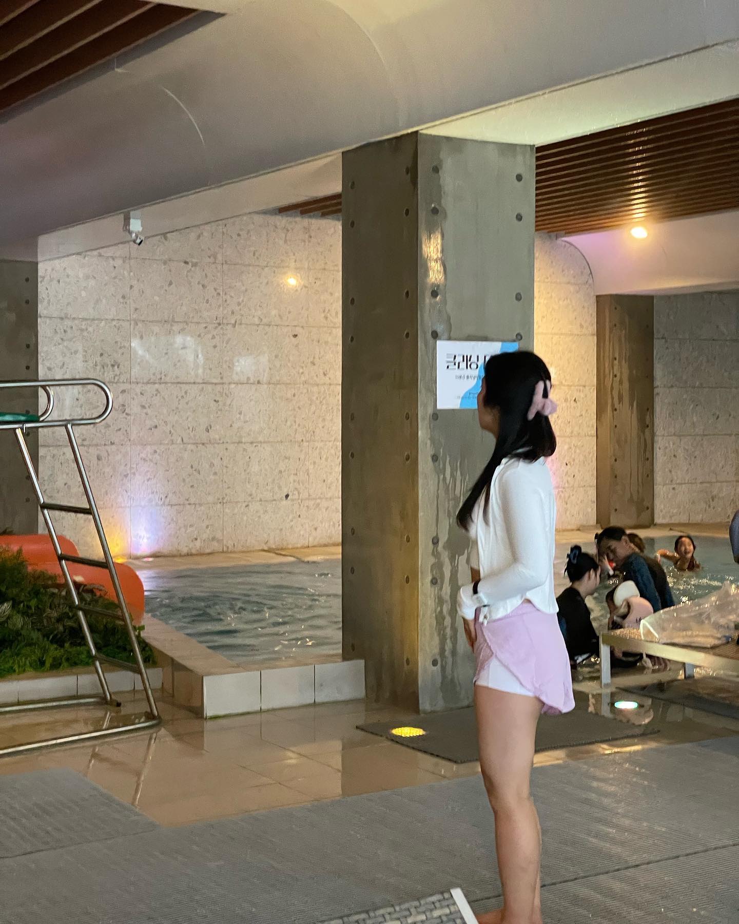 #협찬 #하바나선데이

여수 도착하자마자 폭우에 바람에…
생각했던 것보다 날씨가 너무 안좋아서
기대감 바닥으로 시작했지만
너무 재미있어 버렸다..!
누구보다 재미있게 놀아버린 1인
폭풍수영하고 사진도 백만장 찍은듯 ㅋ
누구보다 열정적으로 찍어준 su__zing 
감사합니다

주말에 급히 배송주문했는데도
바로 배송온 하바나선데이 💯점🥰
바캉스로 입으면 진짜 사진 잘 나오는듯

색감이 핑크&화이트라서
색감배치도 너무 잘되고
팔다리 더 얇아보이고 날씬해보여요
여수 호캉스를 시작으로
올해 바캉스룩은 하바나선데이로 결정✔️

#비치원피스 #비치웨어 #여름원피스 #휴양지원피스 #롱원피스