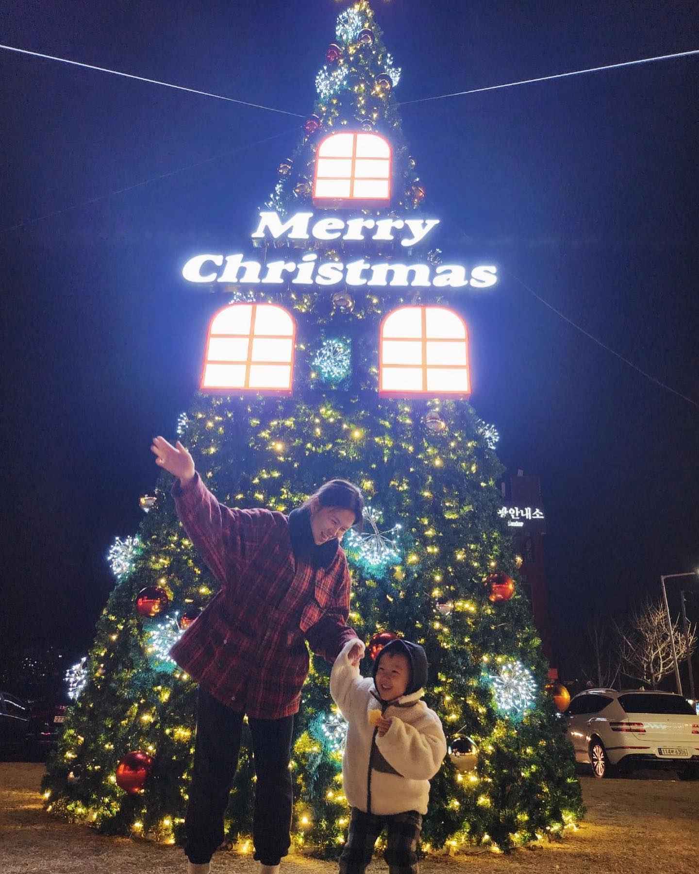 ❄️❄️❄️
크리스마스는 유독 특별한 건 줄 알았는데
일상이 특별해지는 거구나 🎄

올해가 참 유난스럽게 지나간다
정말 이번처럼 시간이 빨리 흐른 적이 없었는데
일주일이 하루 같던 나날들, 
그렇게 안개 같던 시간들이 지나고 있다 

그래선지 더 평범하고 쉬고 싶던 올해 크리스마스
그래놓곤 아무것도 안하자니 아쉬워 급 떠났고
역시나 내가 가장 좋아하는 크리스마스 다운
빤짝반짝한 것들로부터 위로가 되었다🎄🎅

#2023크리스마스
#잊지못할2023
#자이제내게행복을줘
#2살4살형제 
#충치치료는역시경찰총이지