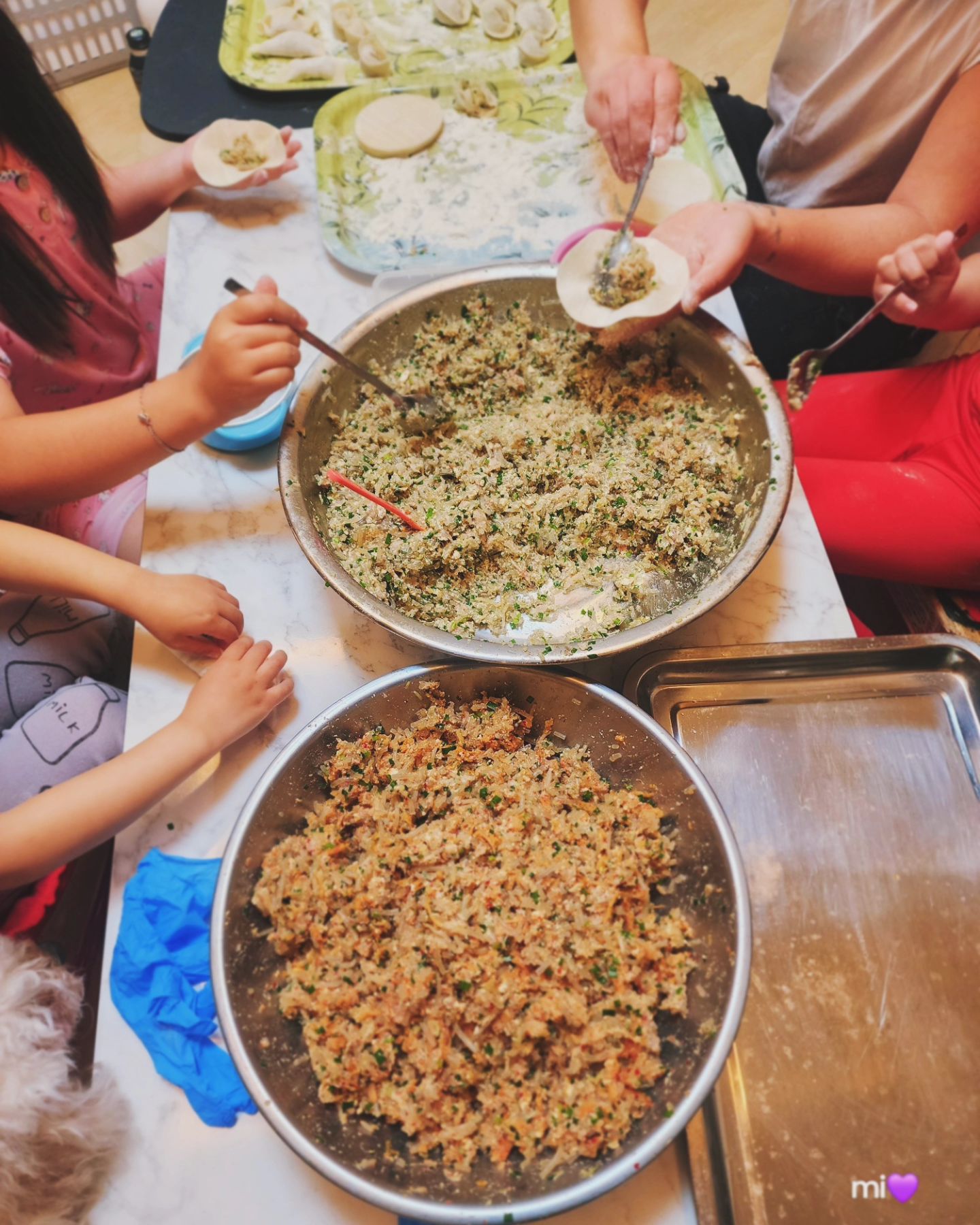 #주말이야기

지난주말♡
아이들과 뭐할까 생각하다가,
오빠의 아이디어로 아이들과 만두만들기😁
나는 어릴때부터 많이 만들어봤지만,
오빠와 아이들은 처음 만두만들기♡
재료준비 손이 많이 가지만
준비하며 깔깔깔😆 만들면서 깔깔깔😆

처음 만드는데도 귀엽게 이쁘게 잘만드는 삼남매들❤️
열심히 만든 만두들은 찜기에 쪄서,
시댁,  친정 갖다드렸더니 아이들이 만들어서
더 좋아하시고, 맛있게 드시고♡
뿌듯하고 즐거운 주말🫶

재밋었다던 내새끼들♡
다음에 또 만들기로🤭

#삼남매네 #만두만들기 #집만두 #고기만두 #김치만두
#아이들과함께 #즐거운시간💕 #삼남매맘 #다둥이맘
#즐기며살자 #일상 #주말 #김포사는다둥이네 #딸둘아들하나