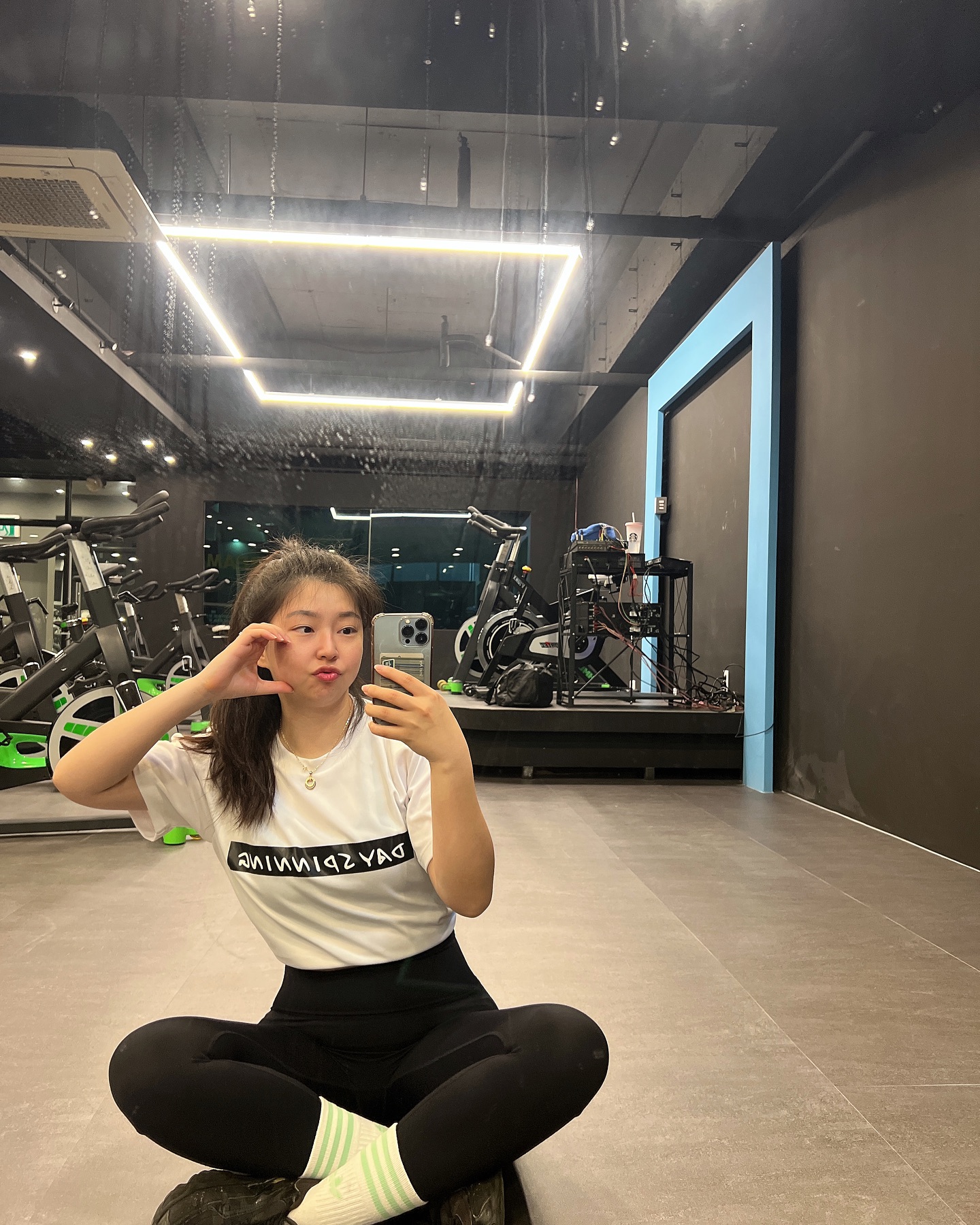 신혼여행 다녀온후로 정말 오랜만에 찍어보는 셀카📸
담주부터 다욧한다💪🏻