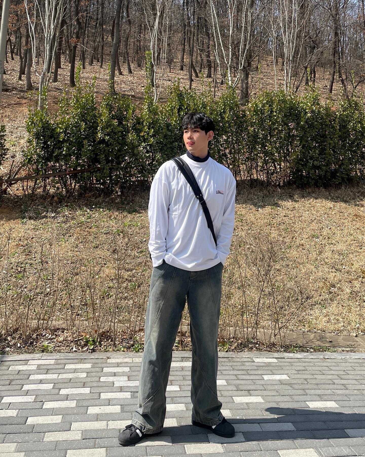 #협찬 dthirtyone 

‘오버레이 롱 슬리브 티셔츠’

따뜻한 날씨에는 단품으로, 추워진 날에는 이너로 활용할 수 있는 여유로운 핏의 롱슬리브입니다!-!✨✨

적당한 두께감과 부드러운 텍스쳐, 자연스러운 핏이 매력 포인트로 봄코디 아이템으로 찰떡이네요😌😌

오늘도 다들 화요팅팅🔥🔥

#디써티원 #dthirtyone #롱슬리브 #longsleeves #봄코디 #코디추천 #패션코디 #남자코디 #옷스타그램 #오오티디 #오늘뭐입지 #남자패션 #데일리코디 #ootd #ootdfashion #korean #koreanfashion