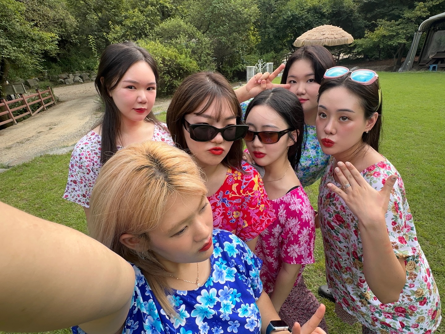컨셉에 진심 👵🌳🏠🐷💄🖤