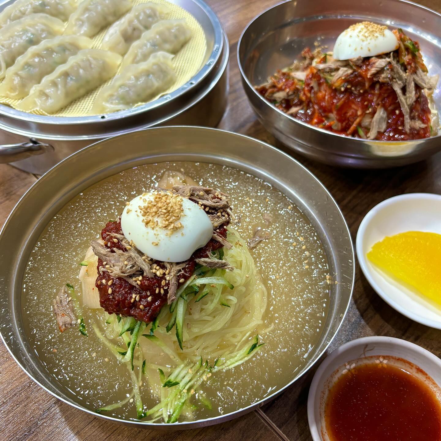 밀면의 계절이 돌아왔다🔥

부산에서는 동네마다 다른 밀면들이 있지만
난 서면사니까 서면 밀면으로 👉🏻

여름에는 정말 줄서서 먹는 맛집이라
지금부터 빠르게 방문하면 더 좋은건 안비밀(?)
가격도 부담없고, 이미 유명한 밀면집이라 믿고 먹는곳!

물밀면, 비빔밀면, 만두 이렇게 3가지만 있어서
선택 어려움도 없어서 너무 좋다.

갠적으론 비빔밀면이 내 입맛에 딱 좋은…❤️
만두랑 먹으니까 조합이 최고❣️

☀️이번 여름도 잘 부탁해 #서면밀면 

#서면밀면맛집 #부산밀면맛집 #서면맛집 #서면밀면추천 #부산서면밀면맛집 #서면밀면집 #서면밀면추천집 #부산서면맛집 #전포 #전포맛집 #전포동맛집 #부산밀면 #부산여행 #부산밀면🍜