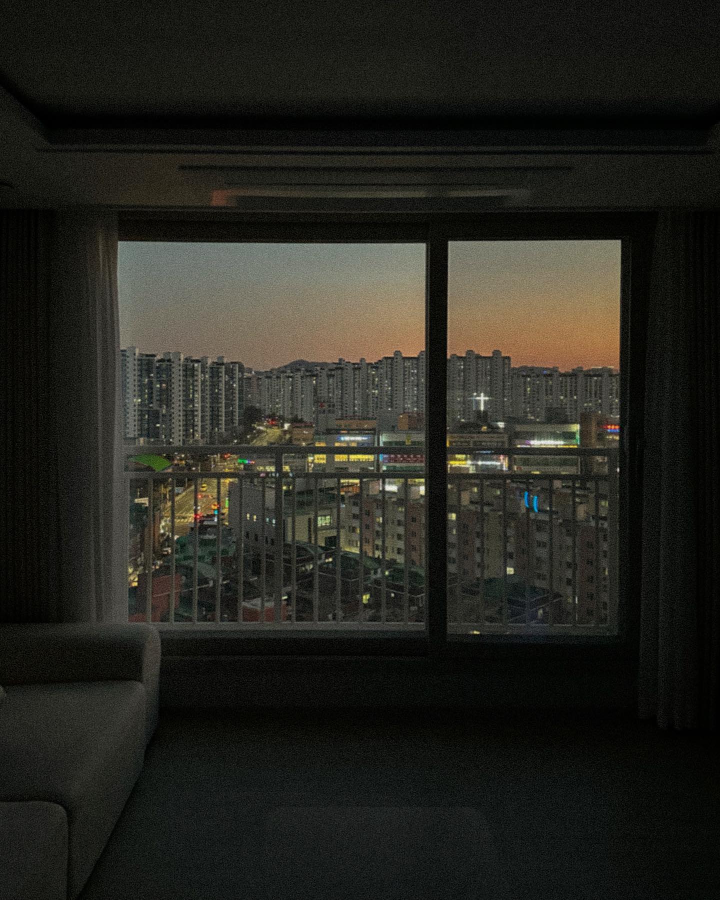 🏷️
우리집은 해 질때가 넘 예쁘다 헤헿🌜,, 🤍