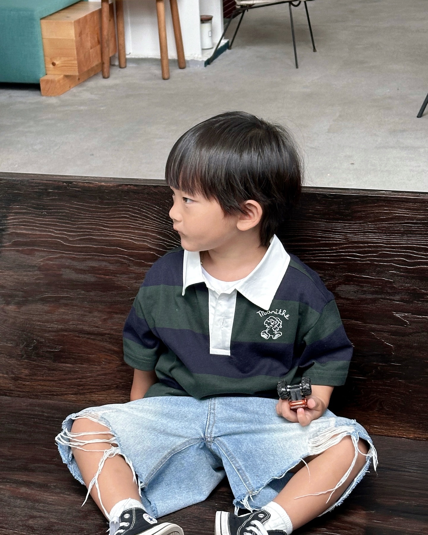 marithe_kids #마리떼키즈 

폴로티 입으니까 엉아 같은 느낌 나쥬 ‎(*˙˘˙)♡ 
자수포인트도 예쁘고 스트라이프배색 색감도 딱 폴로티 하면 생각나는 정석인 느낌이라 기본템으로 픽 하시는거 왕! 추천드립니다 가을에도 가디건안에 이너로 너무 너무 x222 예쁠 예정이라 완전 기대 중에요 !🥹 
클래식함과 캐주얼한 느낌 모두 가지고 있는 아이템이라 아무 베이직한 하의와 매치하면 훈훈 꾸안꾸 코디 끝 ..! 쪼꼬미가 입고 있으니 넘나 귀엽...!🫶🏻

마리떼 온라인 홈페이지에서 파이널 세일 진행 중이라 얼른 구경 가보세요오🏃 자세한 내용은 아래 참고해주세요☺️

🕊️FINAL SALE
8/8(TUD)-8/12(MON) 동안 마리떼 온라인 홈페이지에서 FINAL SALE 프로모션을 진행합니다 
할인률 : UP TO 70%

➿ENFANT POLO STRIPE TEE navy
➿110 size

#마리떼키즈 #마리떼프랑소와저버 #마리떼 #키즈룩 #키즈모델 #키즈룩코디 #럭비티