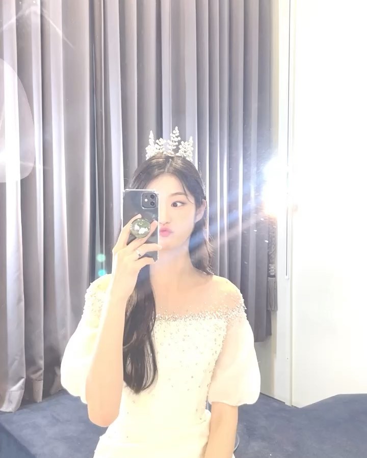 드레스 입고도 까부는 건 나뿐일거야…👻