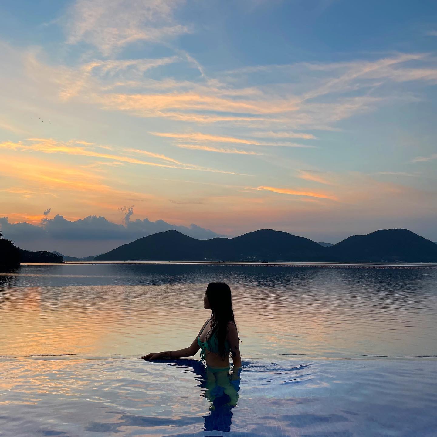 석양이 너무 예뻤던 거제 N년차 찐주민이 추천하는 숙소🌅

저만 알기 너무 아까운 숙소라 바로 게시물로 빠르게 올리는 중,, 🩶

홍보 없이 정말 #내돈내산 으로 친구들과 1박 2일로 다녀왔던 숙소인데 정말 서비스부터 숙소 분위기까지 대박이였던 곳이에요! 

독채펜션이라 언제든 사용할 수 있는 넓은 개인 풀장 ,그리고 해질 때 보이는 석양 뷰까지 모든게 만족스러웠답니다 :) 

그리고 무료조식 퀄리티가 진짜 미쳤어요! ㅠ 그릭요거트에 샌드위치 , 오렌지주스까지 먹는 내내 행복 그 자체,, 🤭

거제도 방문하시는 분들은 꼭 여기 이용해보셨으면 좋겠어요 !!

villa_gabae 

#거제도 #거제도여행 #거제도펜션 #빌라가배 #거제숙소 #풀빌라 #거제풀빌라 #여행지추천 #여행스타그램 #travel #geojeisland #travelkorea #거제신상숙소 #거제숙소 #국내풀빌라 #국내숙소 #국내여행추천 #국내여행스타그램 #거제도가볼만한곳 #거제도풀빌라 #거제도숙소 #수영장펜션 #자쿠지숙소  #자쿠지펜션 #거제자쿠지숙소 #수영복샷 #여행에미치다 #여행다녀왔습니다