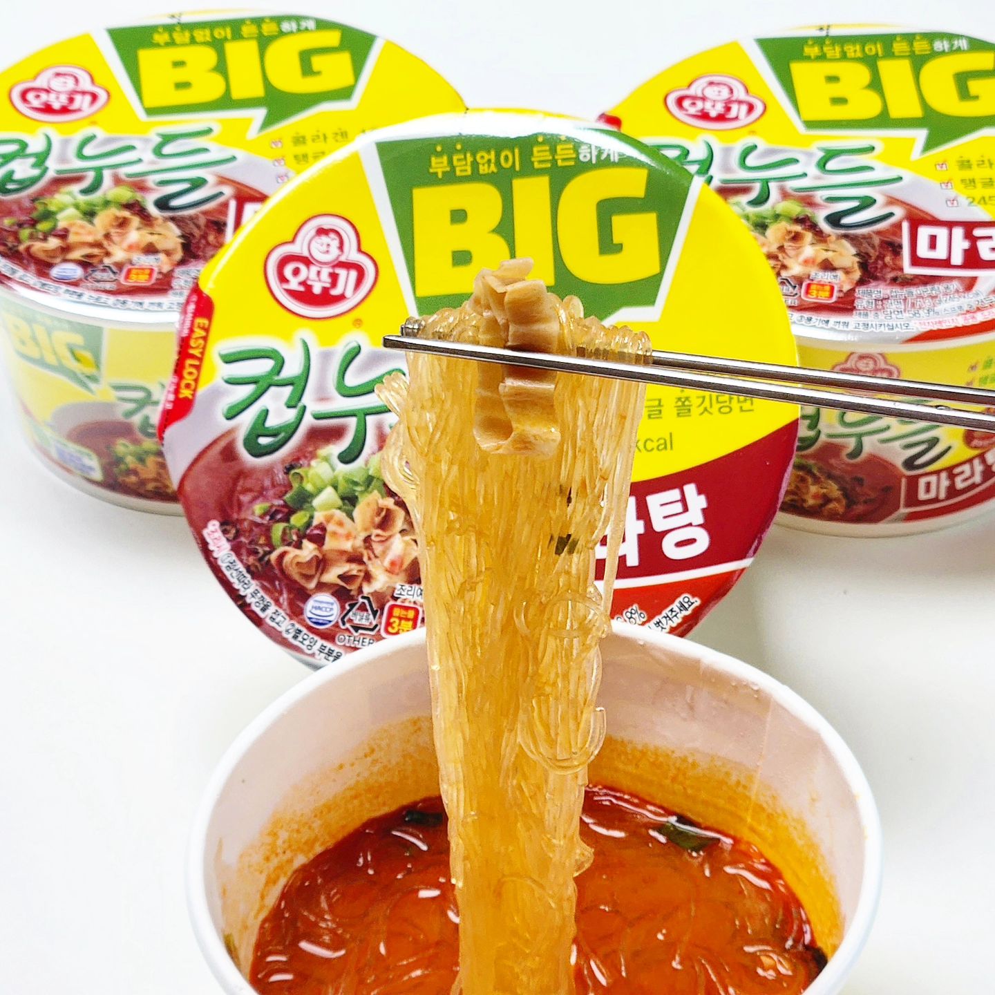 #협찬 🍜BIG 컵누들 마라탕

드디어 나온 컵누들 마라탕 BIG..♡
기존에 비해 1.6배 커져서 푸짐해졌지만!
칼로리는 245kcal로 가볍고 부담없는 건 고대로🔆

컵누들 마라탕 나오자마자 3박스씩 쟁여서 매일 먹는 자에겐
너무나도 즐거운 BIG 버전입니다요

그리고 컵누들 달걀찜 해먹는 거 엄청 좋아하는데
컵누들류 최초로 전자레인지 겸용 재질이라
응용조리 레시피가 한가득이어요
요 레시피들은 QR코드를 찍으면 더 자세히 알아볼 수 있답니다

아! 그리고 두부피가 적어서 아쉬웠던 분들에게 희소식!
소컵 대비 2배가 많아졌대요😍

https://brand.naver.com/ottogimall/products/10639307187
요렇게 맛있고 푸짐한 신제품은 위 링크에서 할인 가격으로 만나보실 수 있습니닷
-
📌#ye또먹_오뚜기 #ye또먹_라면 
#오뚜기 #빅컵누들마라탕 #컵누들마라탕 #마라탕라면 #컵누들 #컵누들신제품 #컵누들전자레인지 #신상라면 #편의점신상 #편의점추천 #컵라면추천 #컵누들계란찜 #먹팔 #먹스타소통 #맛집추천 #먹스타맞팔 #맞팔 #좋반 #좋아요 #foodstagarm